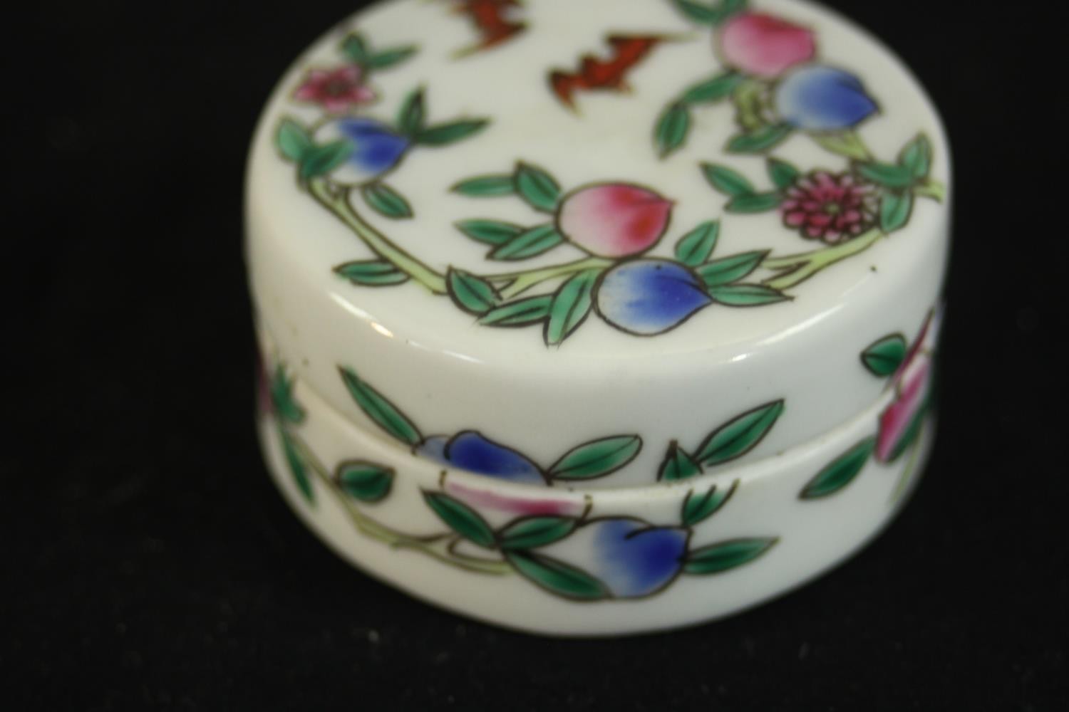 A Chinese early 20th century Famille rose hand painted peach and lucky bat design porcelain lidded - Image 5 of 5