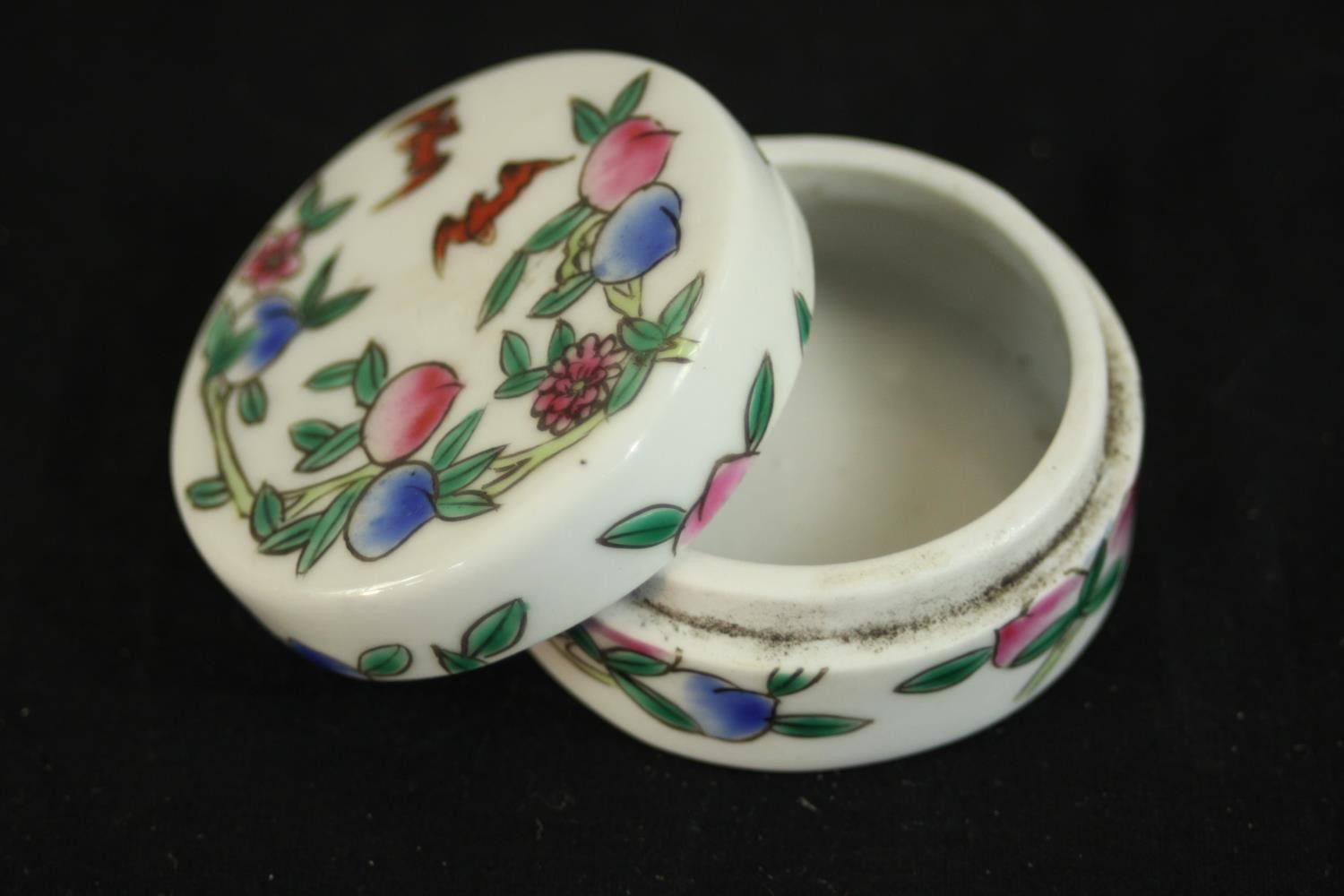 A Chinese early 20th century Famille rose hand painted peach and lucky bat design porcelain lidded - Image 3 of 5