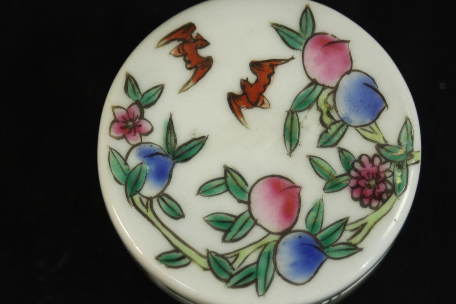 A Chinese early 20th century Famille rose hand painted peach and lucky bat design porcelain lidded - Image 4 of 5