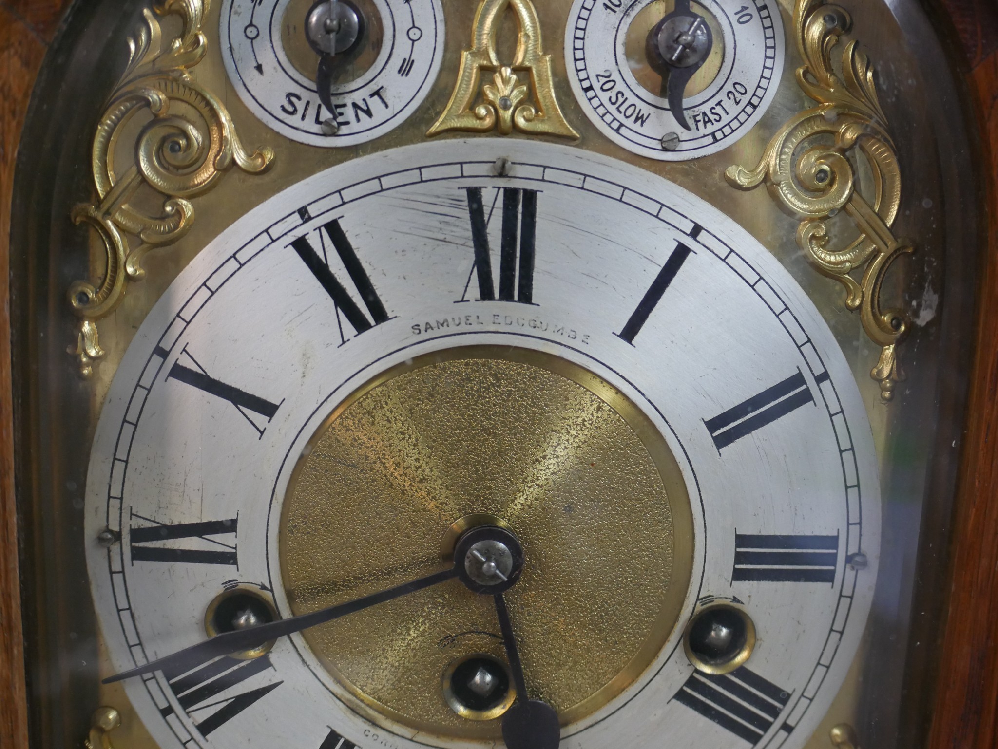 A late 19th / early 20th century carved oak Anfang mantle clock, the brass dial with black Roman - Image 3 of 5