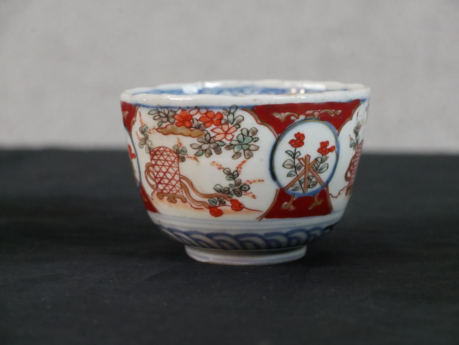 A collection of 19th century Chinese hand painted Famille Rose floral design tea bowls and saucers - Image 9 of 13