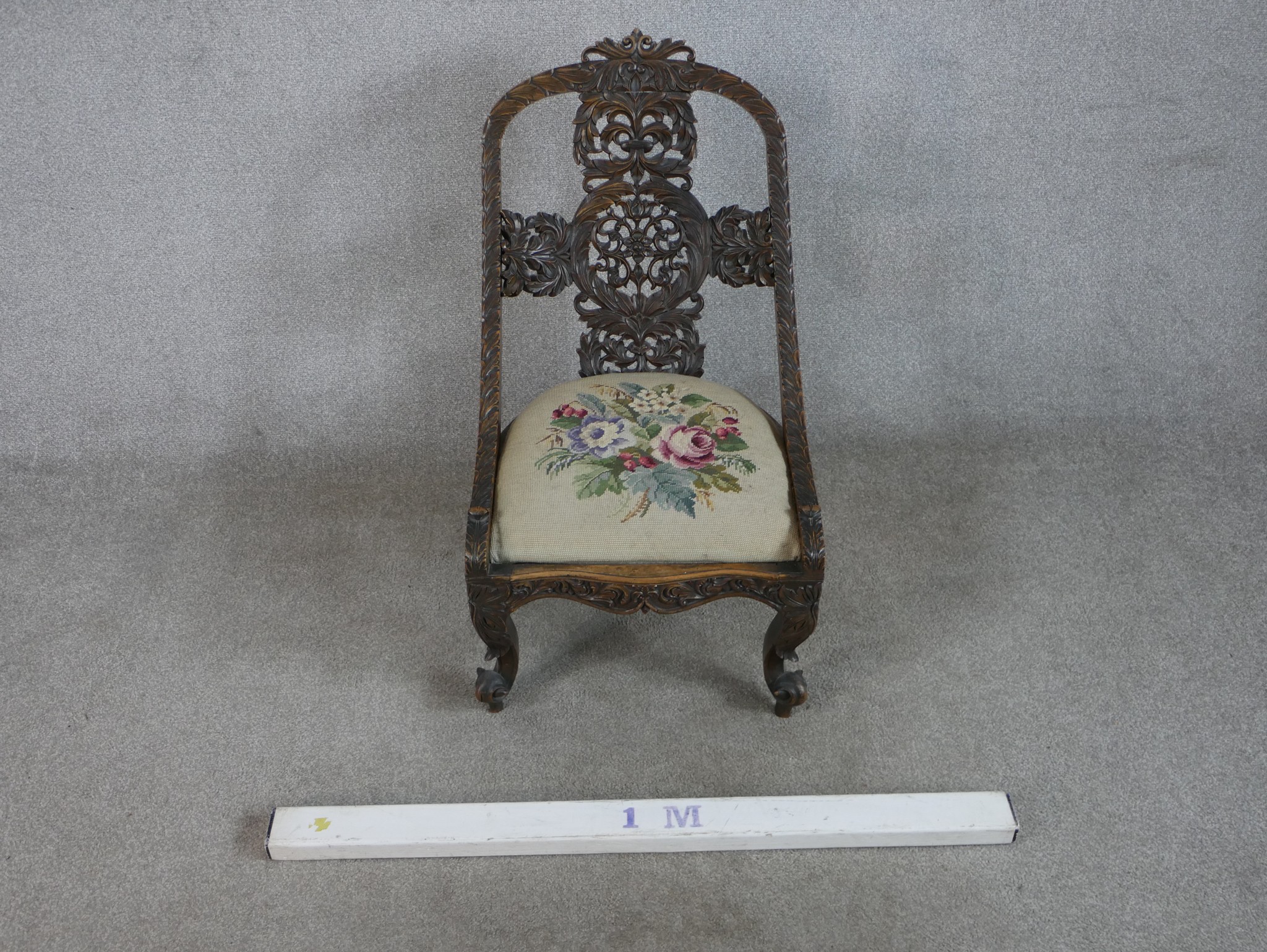 A late 19th / early 20th century Anglo Indian carved hardwood spoon back chair, the pierced splat - Image 3 of 6