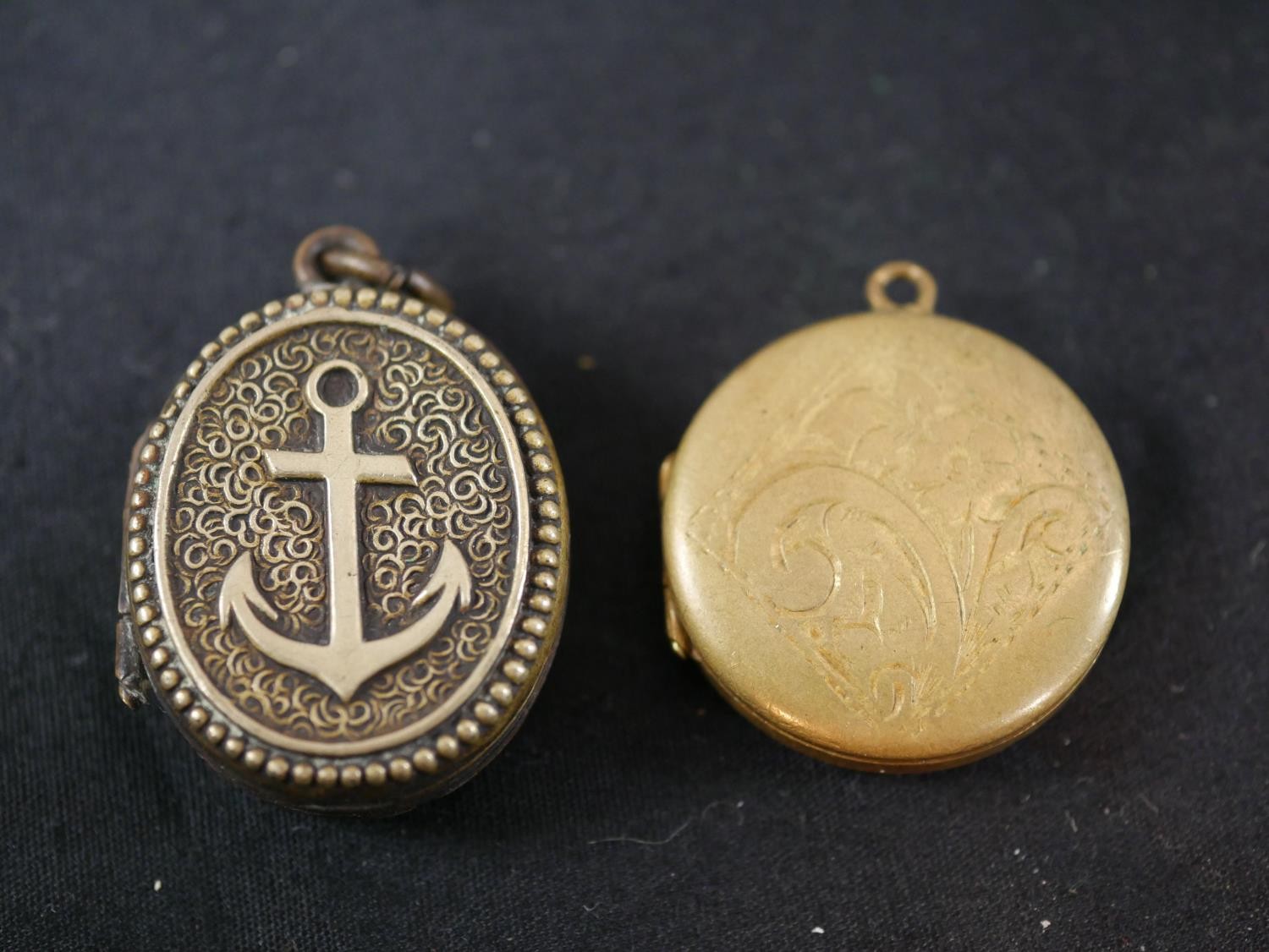 A collection of silver and jewellery, including a silver oval locket and chain, a silver, - Image 3 of 12