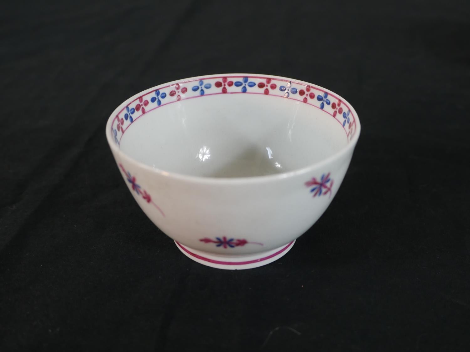 A collection of 19th century Chinese hand painted Famille Rose floral design tea bowls and saucers - Image 4 of 13