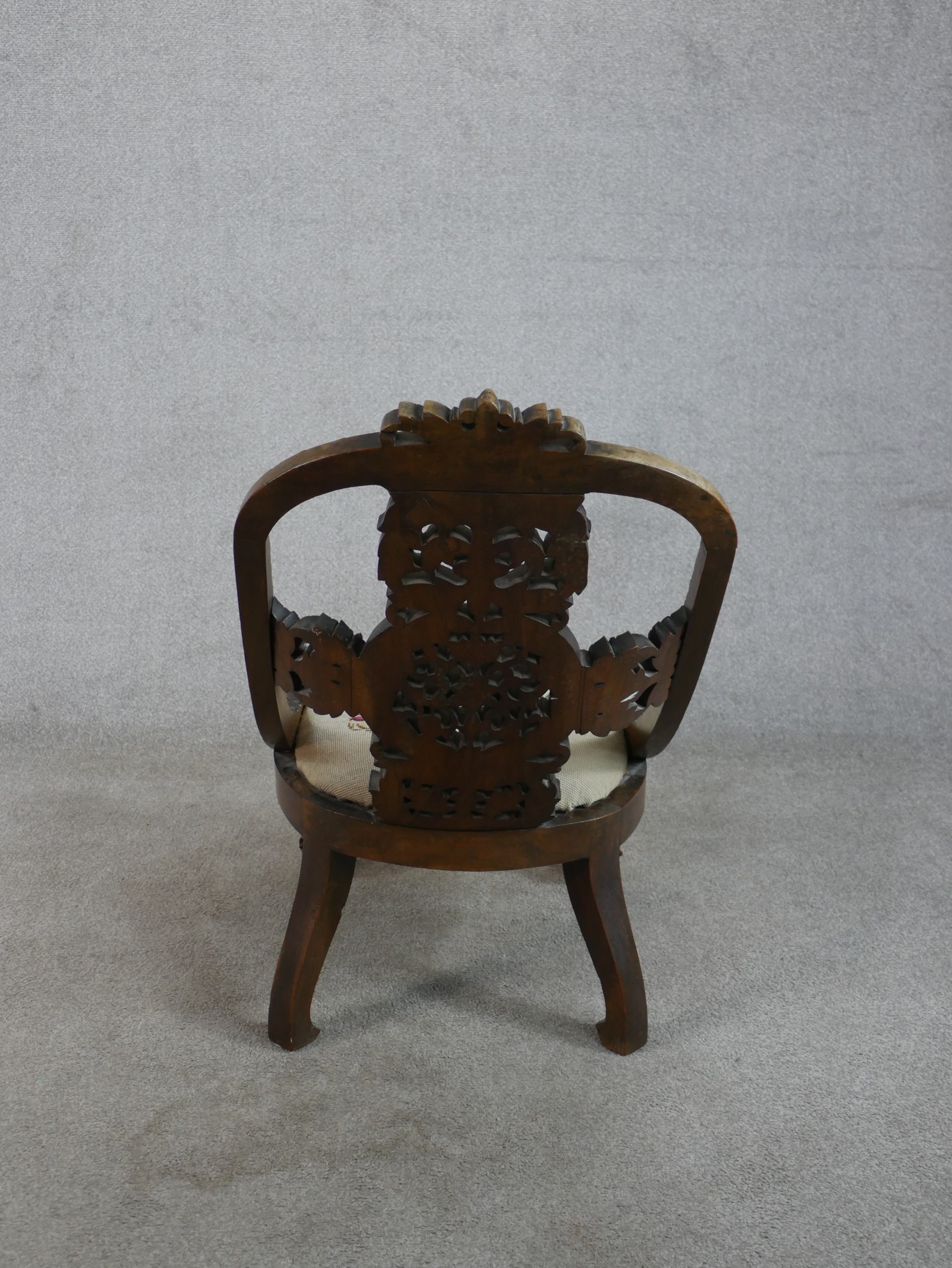 A late 19th / early 20th century Anglo Indian carved hardwood spoon back chair, the pierced splat - Image 6 of 6