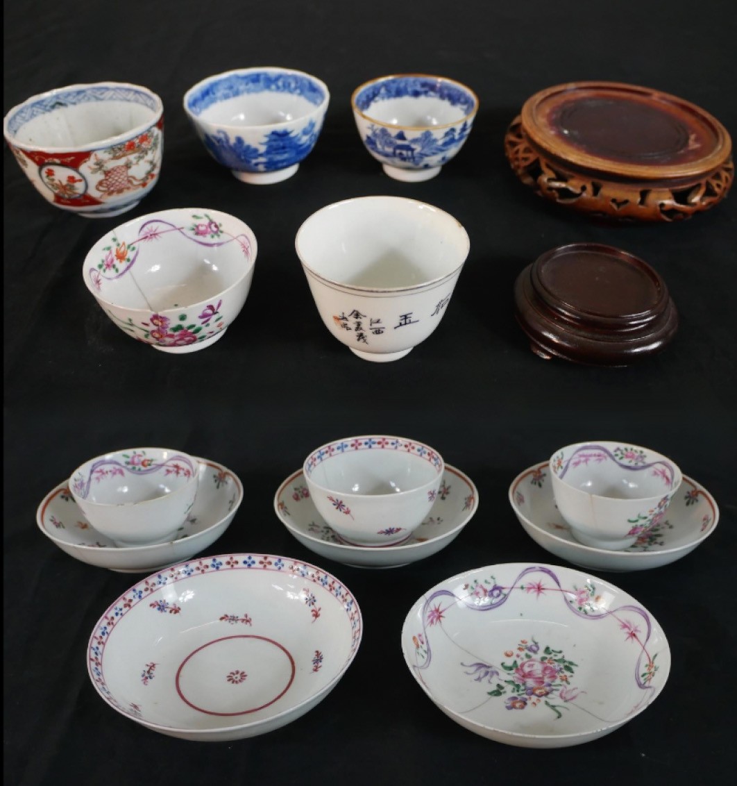 A collection of 19th century Chinese hand painted Famille Rose floral design tea bowls and saucers - Image 13 of 13