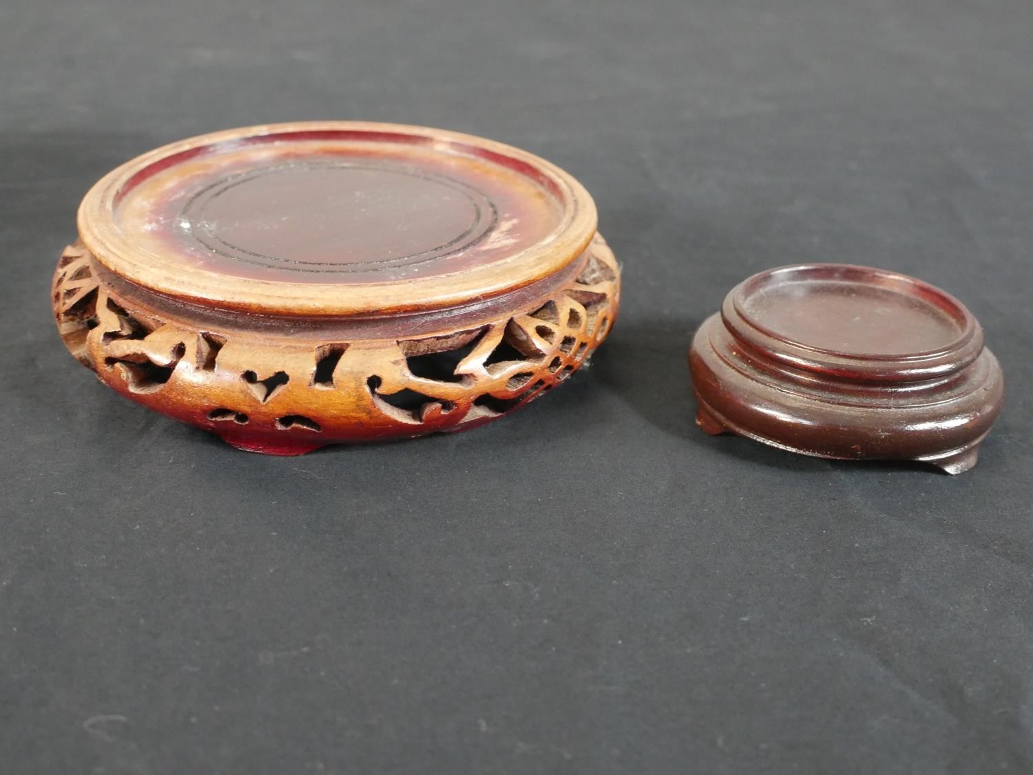 A collection of 19th century Chinese hand painted Famille Rose floral design tea bowls and saucers - Image 7 of 13