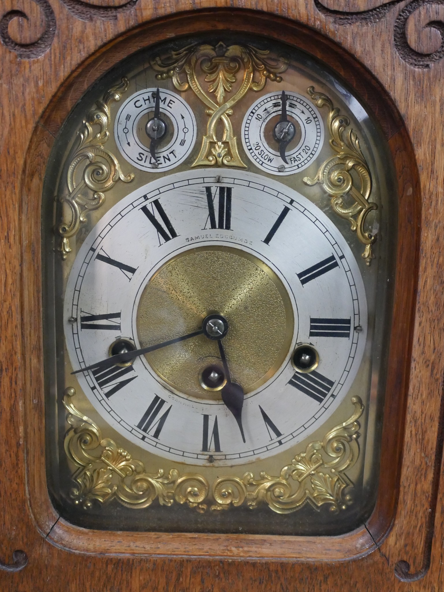 A late 19th / early 20th century carved oak Anfang mantle clock, the brass dial with black Roman - Image 2 of 5