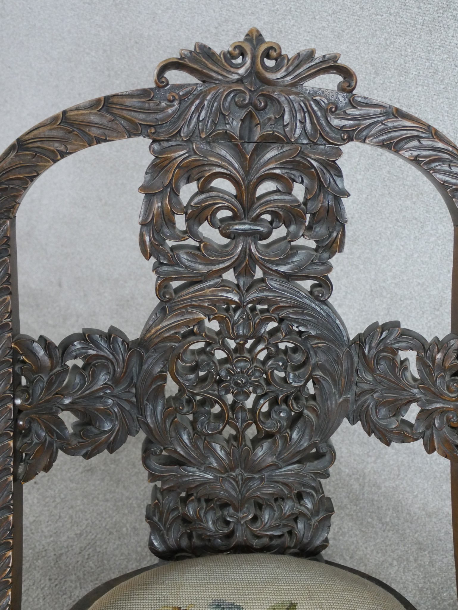 A late 19th / early 20th century Anglo Indian carved hardwood spoon back chair, the pierced splat - Image 5 of 6