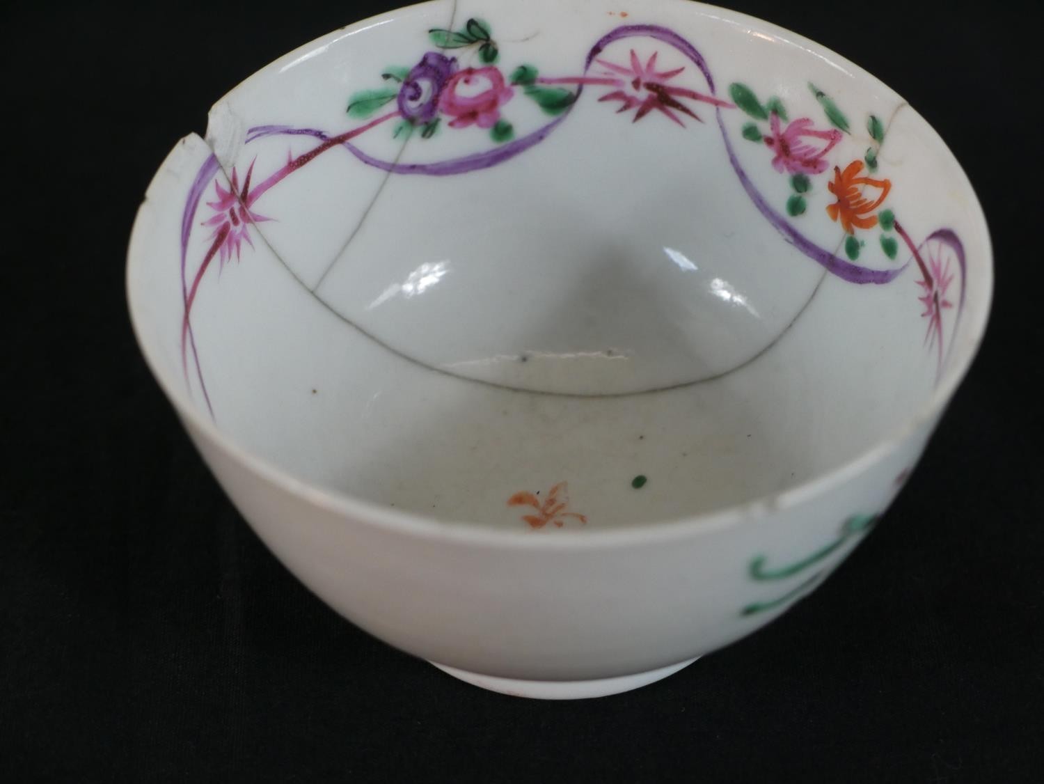 A collection of 19th century Chinese hand painted Famille Rose floral design tea bowls and saucers - Image 8 of 13