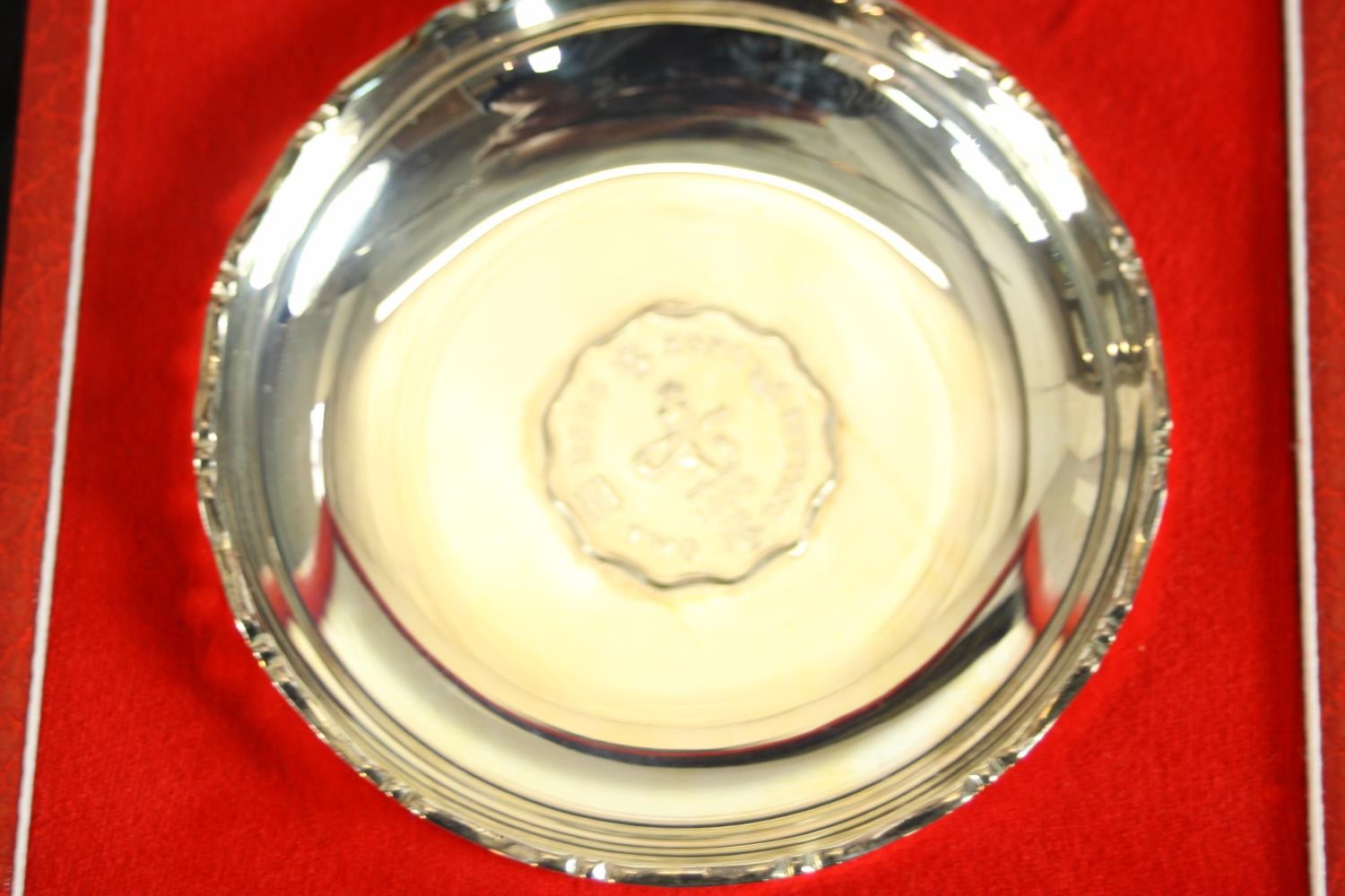 A boxed 20th centuryWai Kee Jewellers Hong Kong silver coin dish, inset with a Elizabeth II coin. - Image 5 of 8