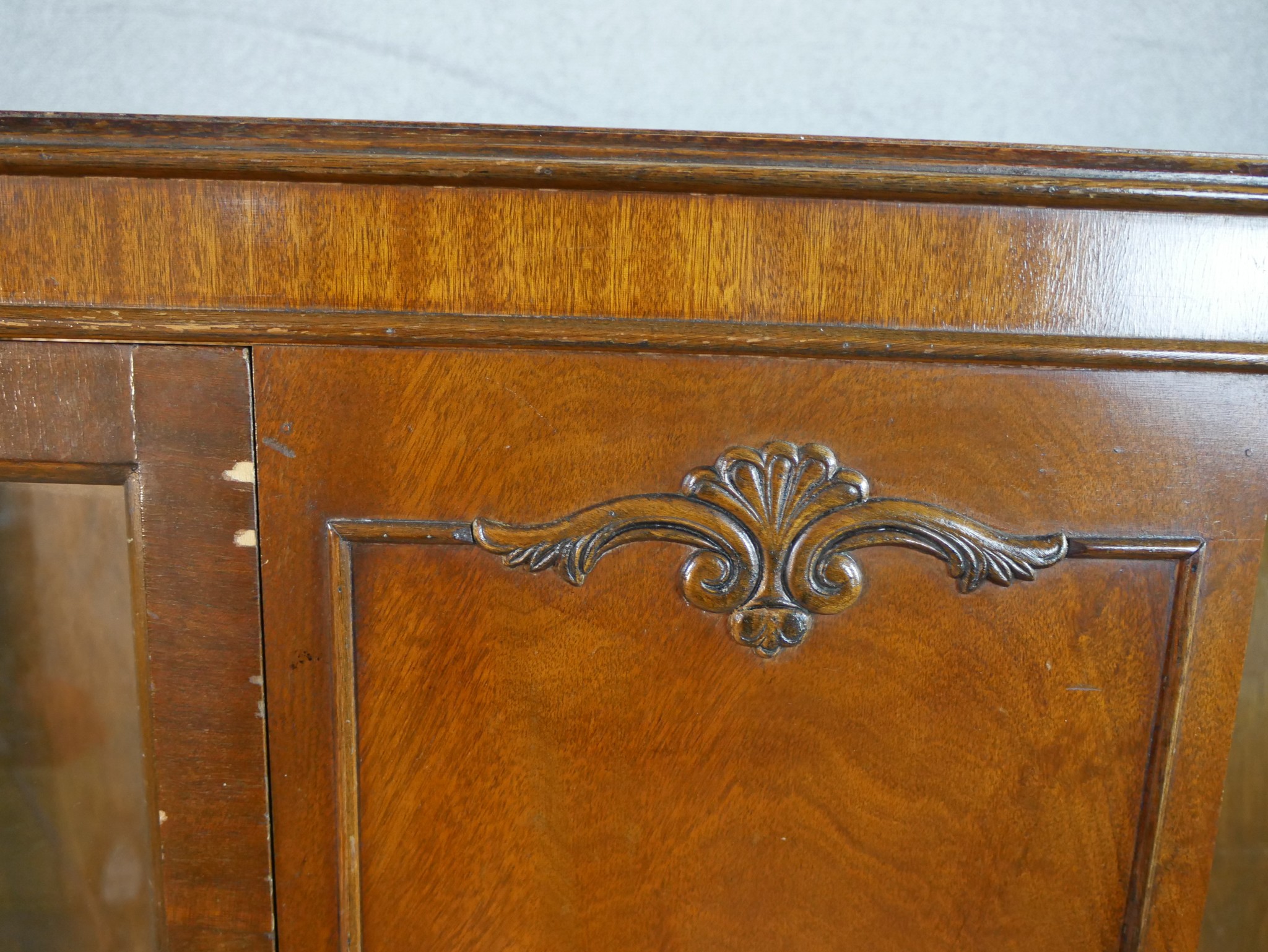 An early 20th century Georgian style twin door mahogany display cabinet; with glass astragel - Image 5 of 8