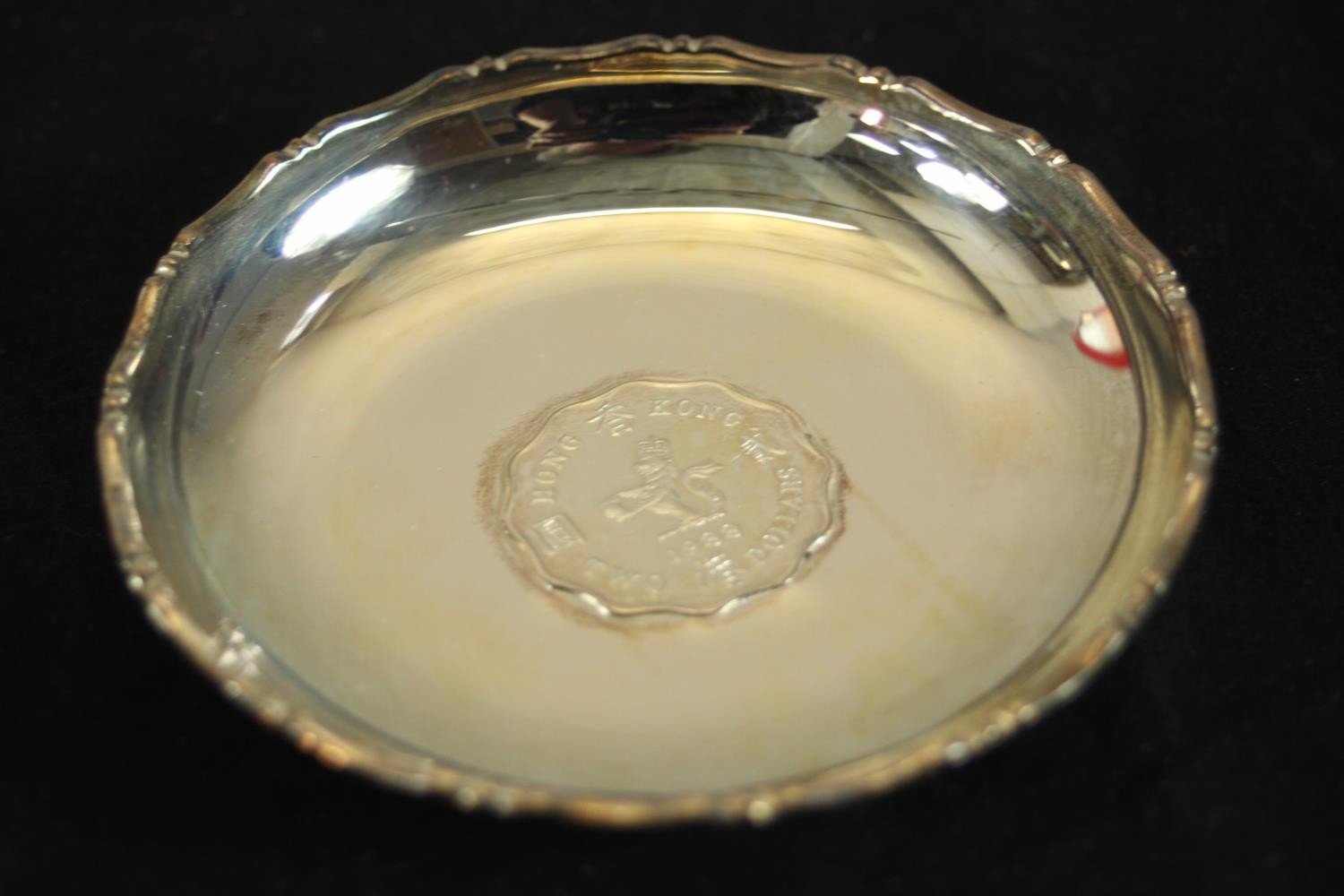 A boxed 20th centuryWai Kee Jewellers Hong Kong silver coin dish, inset with a Elizabeth II coin. - Image 6 of 8