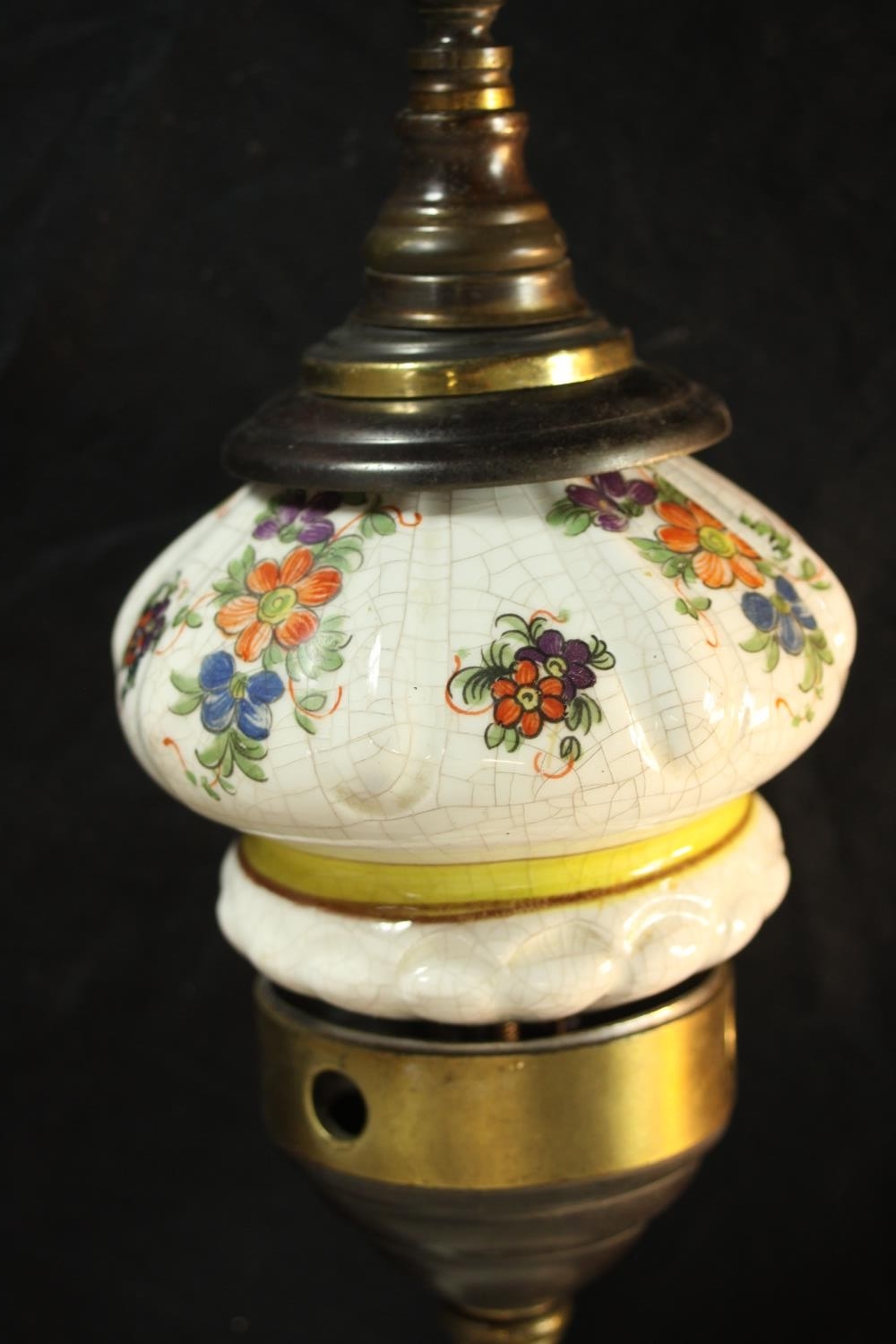 An early 20th century porcelain and brass ceiling pendant light, decorted with sprays of flowers. - Image 3 of 5