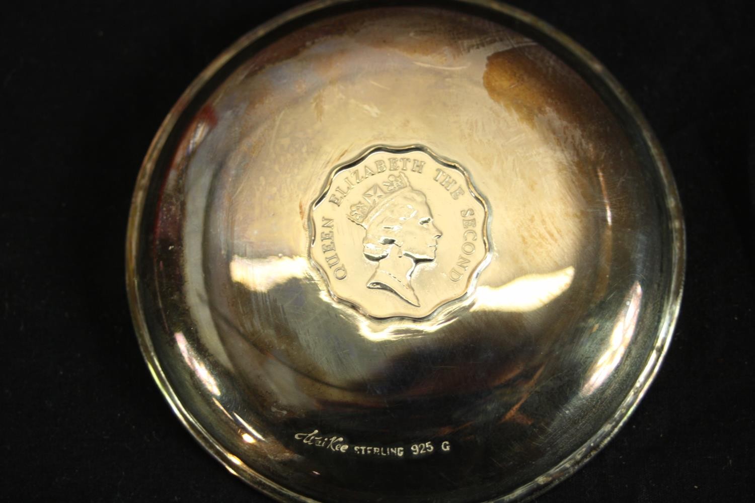 A boxed 20th centuryWai Kee Jewellers Hong Kong silver coin dish, inset with a Elizabeth II coin. - Image 7 of 8