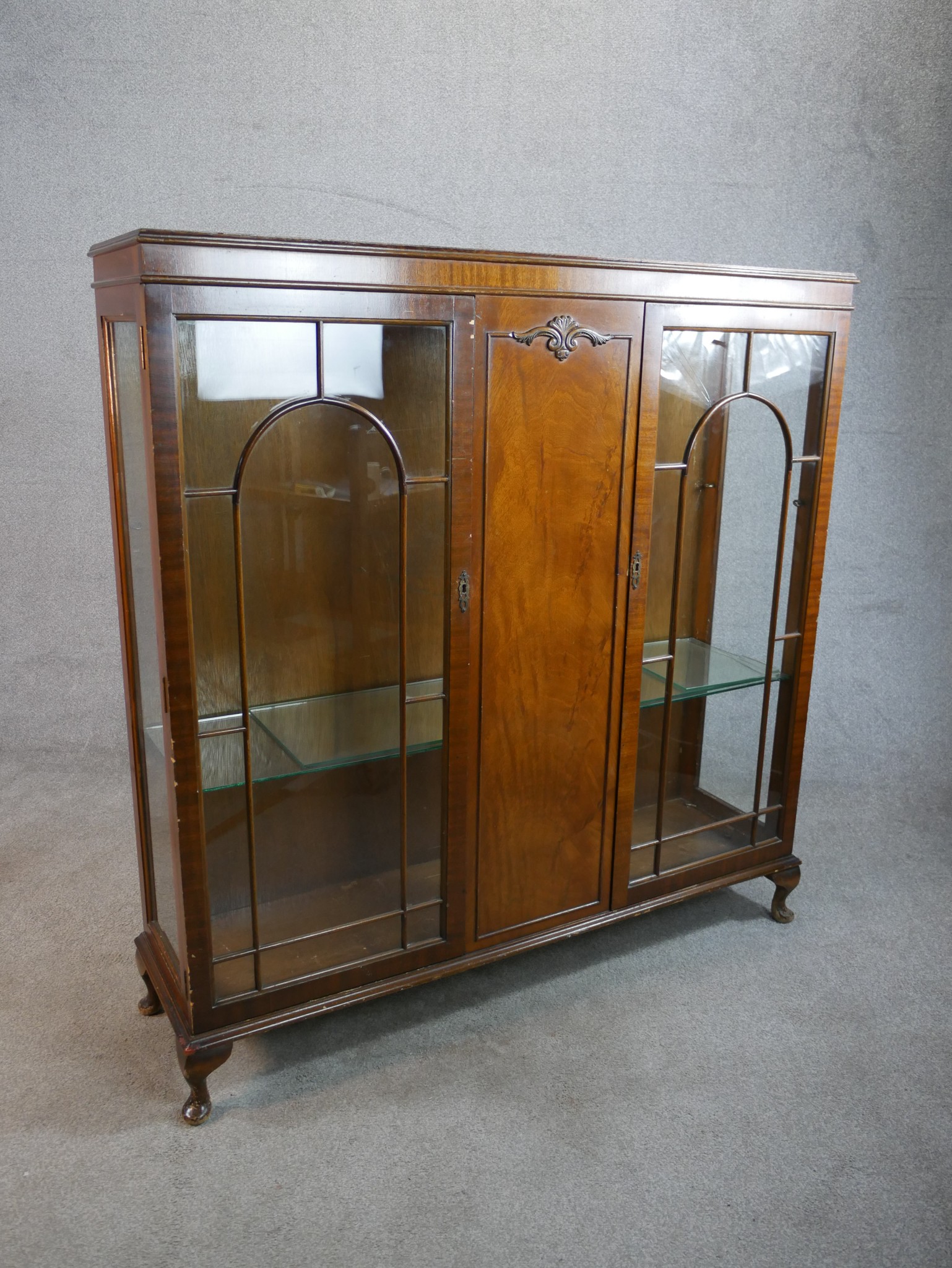 An early 20th century Georgian style twin door mahogany display cabinet; with glass astragel - Image 8 of 8