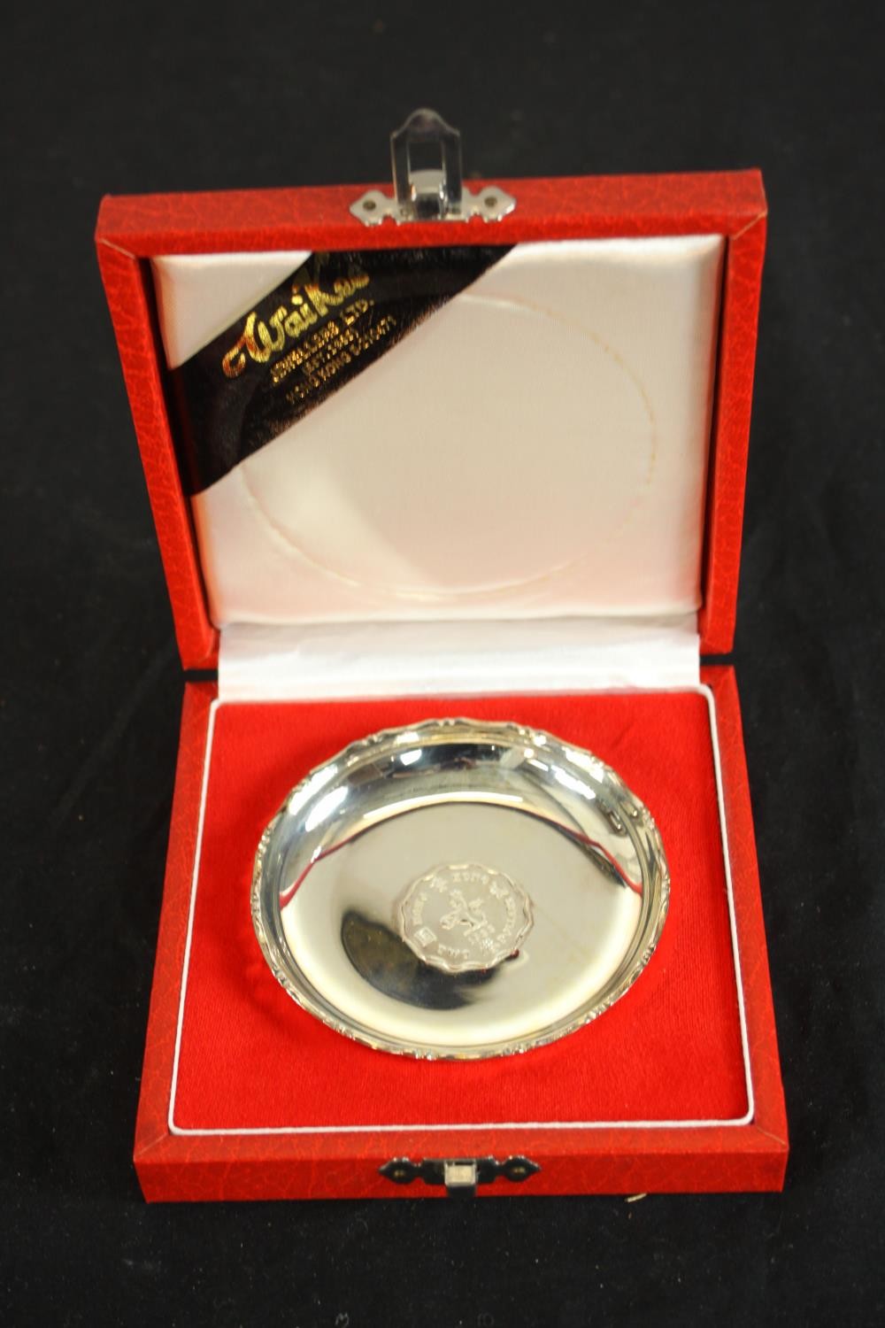 A boxed 20th centuryWai Kee Jewellers Hong Kong silver coin dish, inset with a Elizabeth II coin.