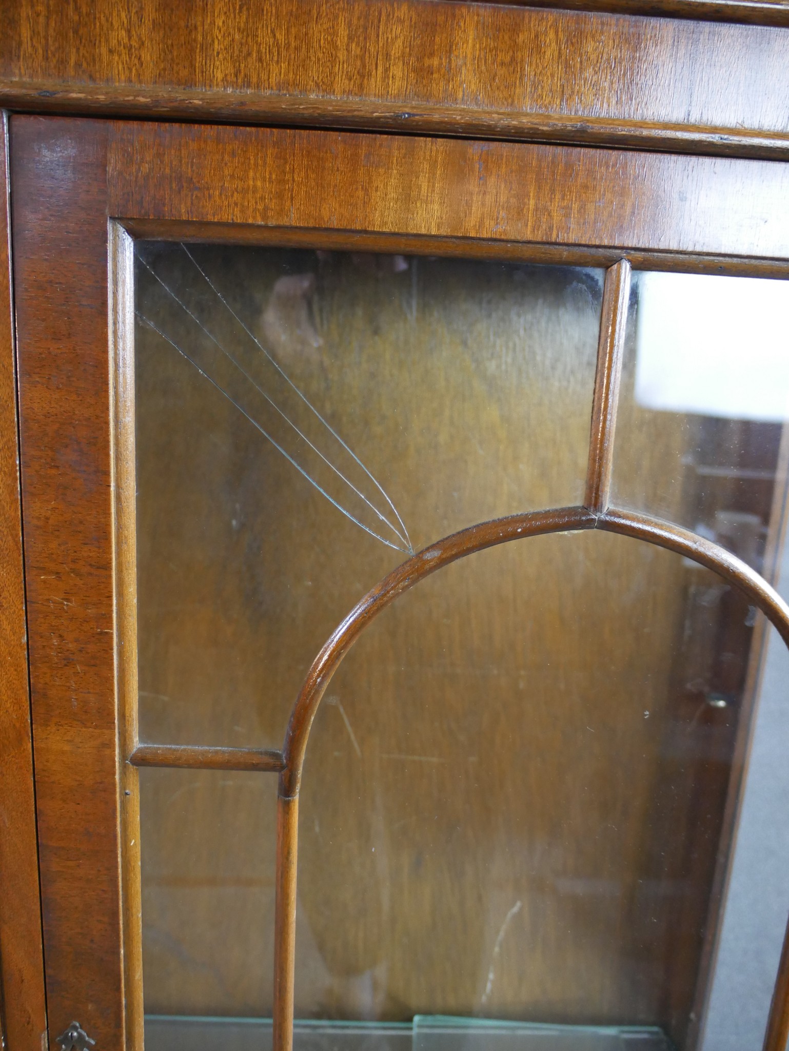 An early 20th century Georgian style twin door mahogany display cabinet; with glass astragel - Image 7 of 8