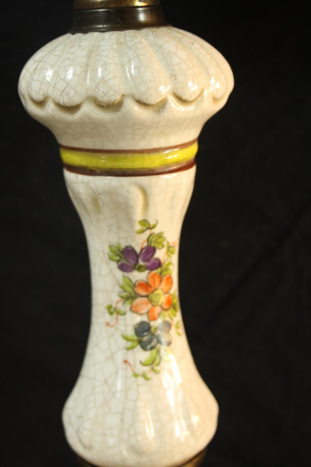 An early 20th century porcelain and brass ceiling pendant light, decorted with sprays of flowers. - Image 4 of 5