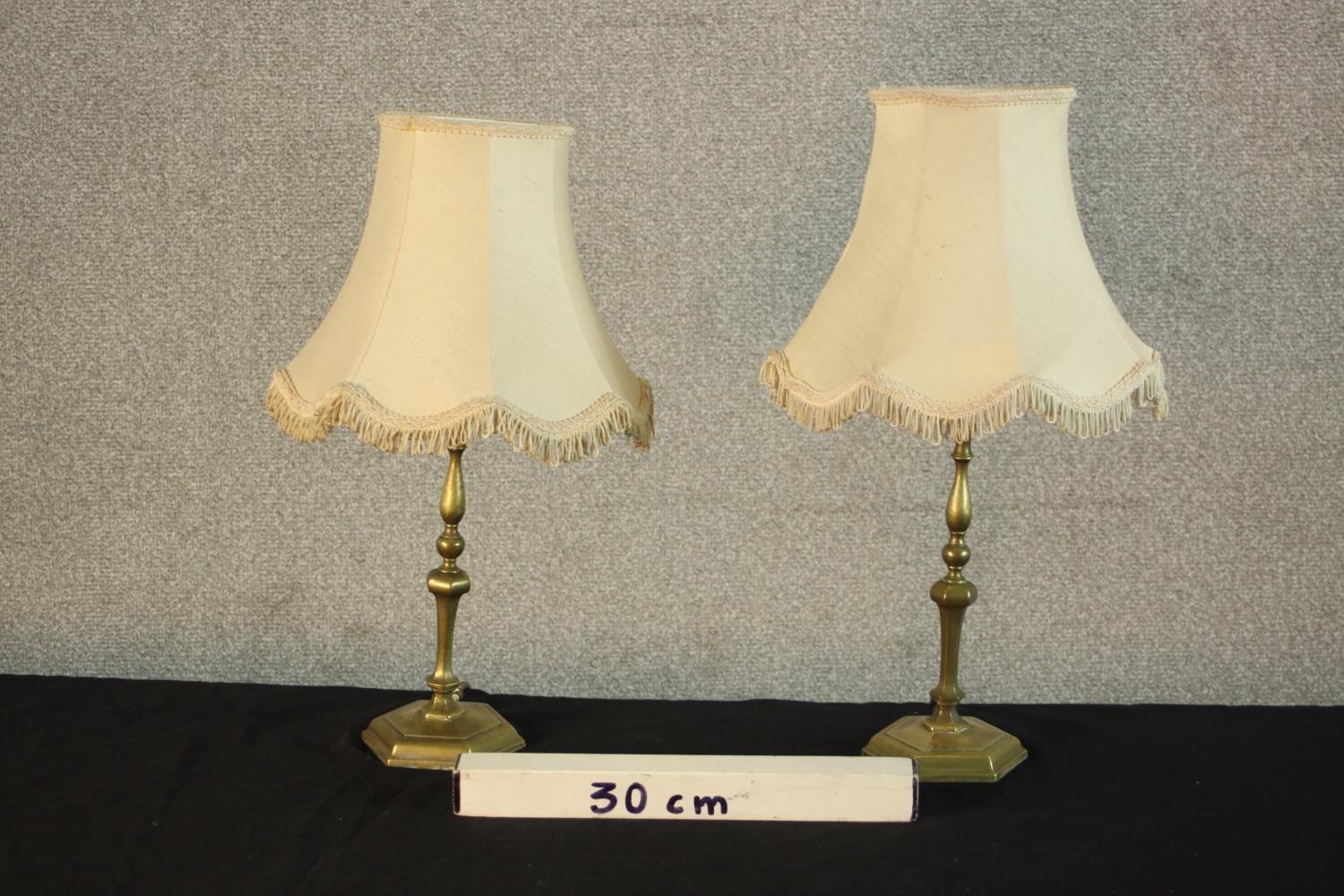A pair of brass candlestick form table lamps, with turned stems on hexagonal bases, with shades. H. - Image 2 of 6
