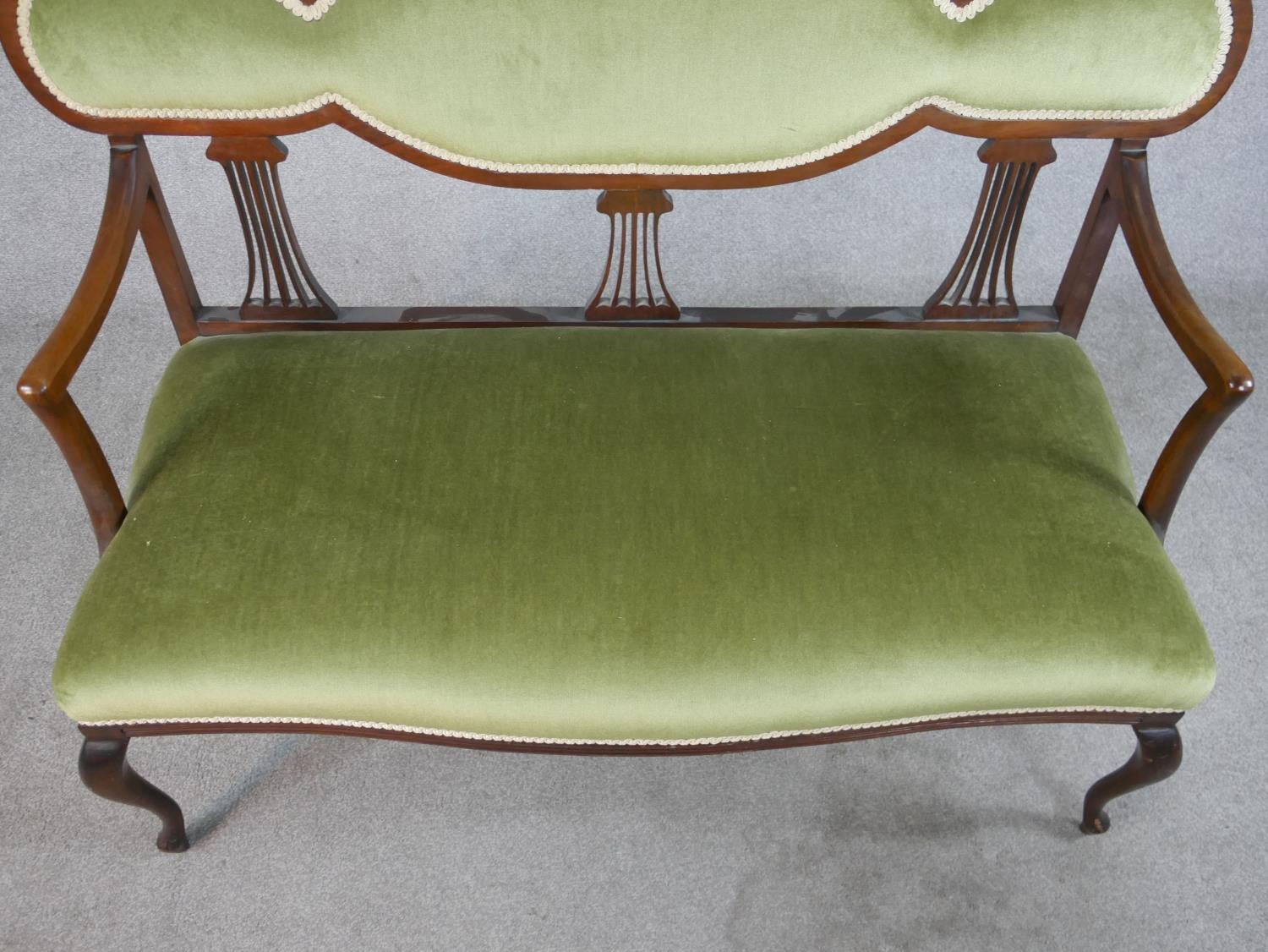 An Edwardian mahogany framed open arm settee with pierced splat back, with green upholstered seat - Image 2 of 7