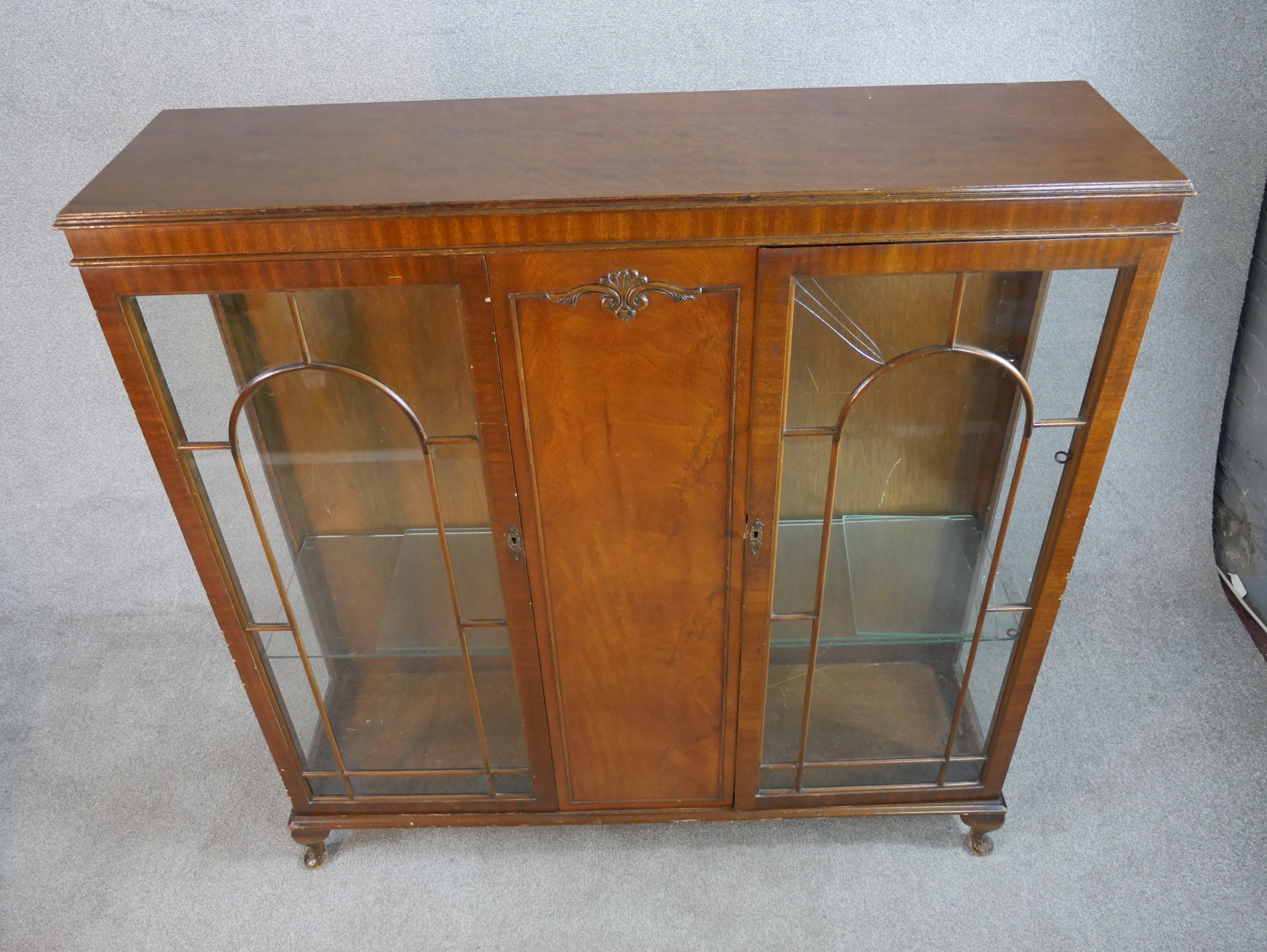 An early 20th century Georgian style twin door mahogany display cabinet; with glass astragel - Image 2 of 8