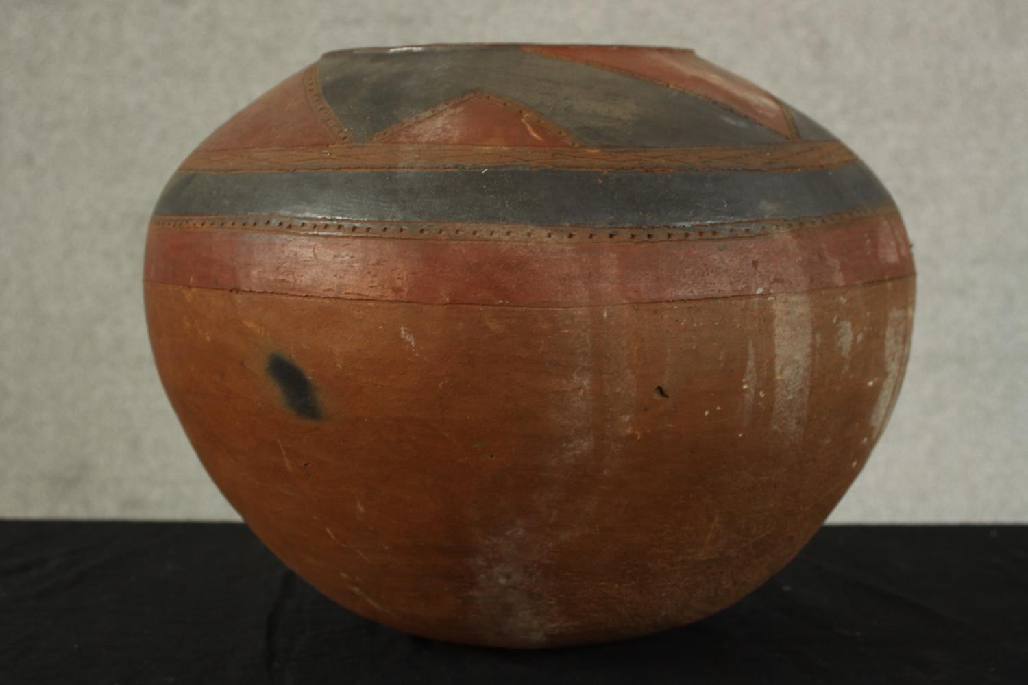 A pre-Columbian style painted pottery globular vessel pot/vase with grey painted geometric - Image 4 of 5