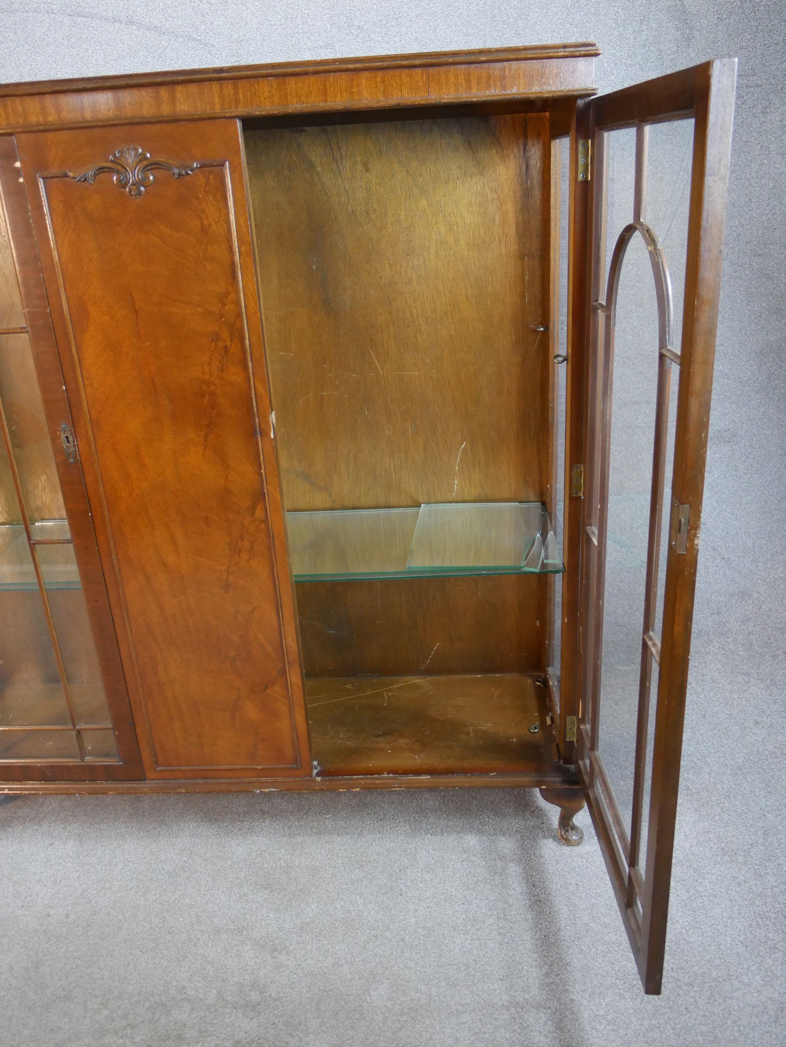 An early 20th century Georgian style twin door mahogany display cabinet; with glass astragel - Image 3 of 8