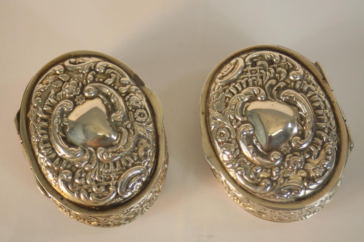 A pair of Edward VII hallmarked silver oval trinket boxes, Birmingham 1902, each with repousse - Image 3 of 6