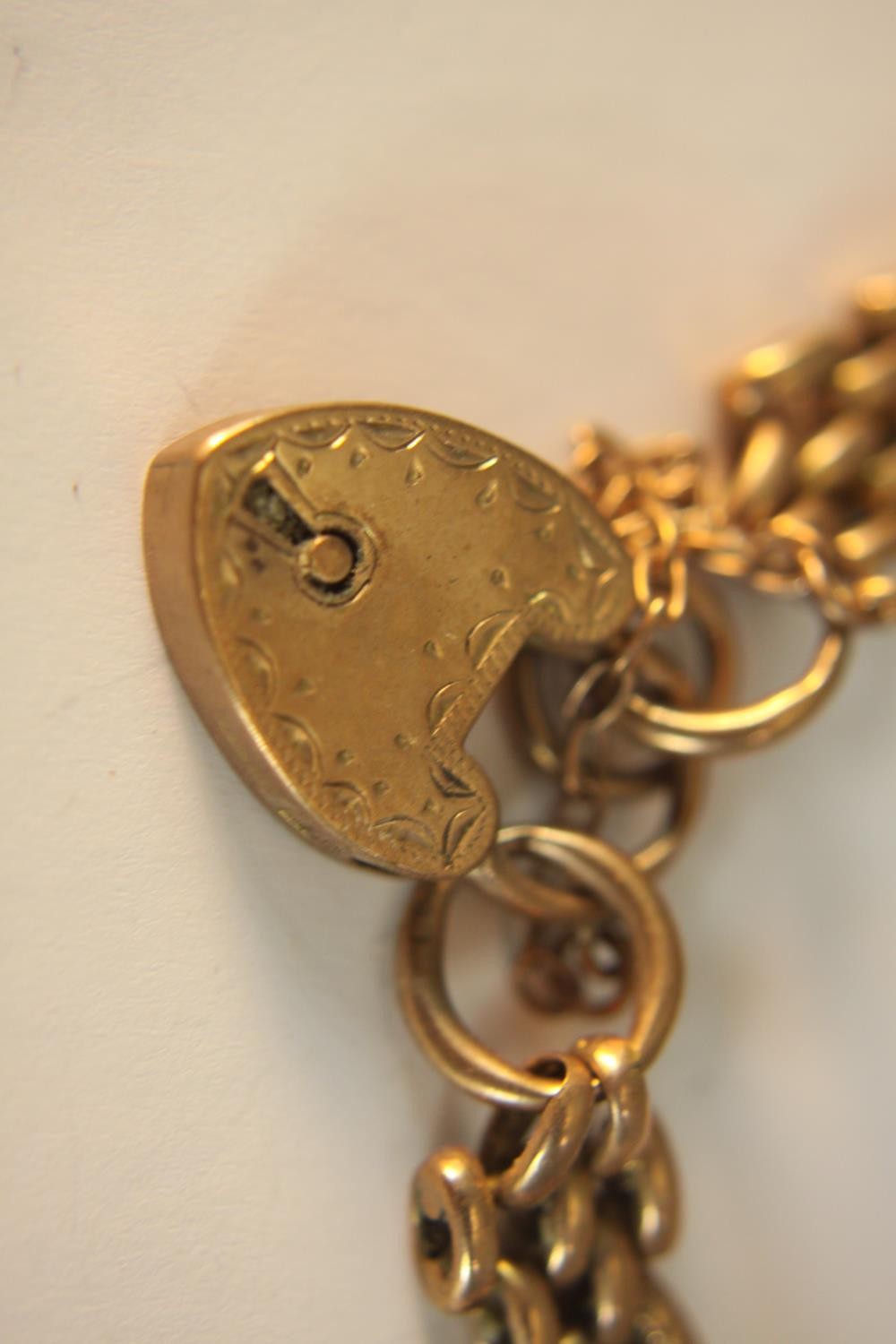 A 9ct rose gold Victorian engraved gate link bracelet charm bracelet with heart padlock. Hallmarked: - Image 3 of 8