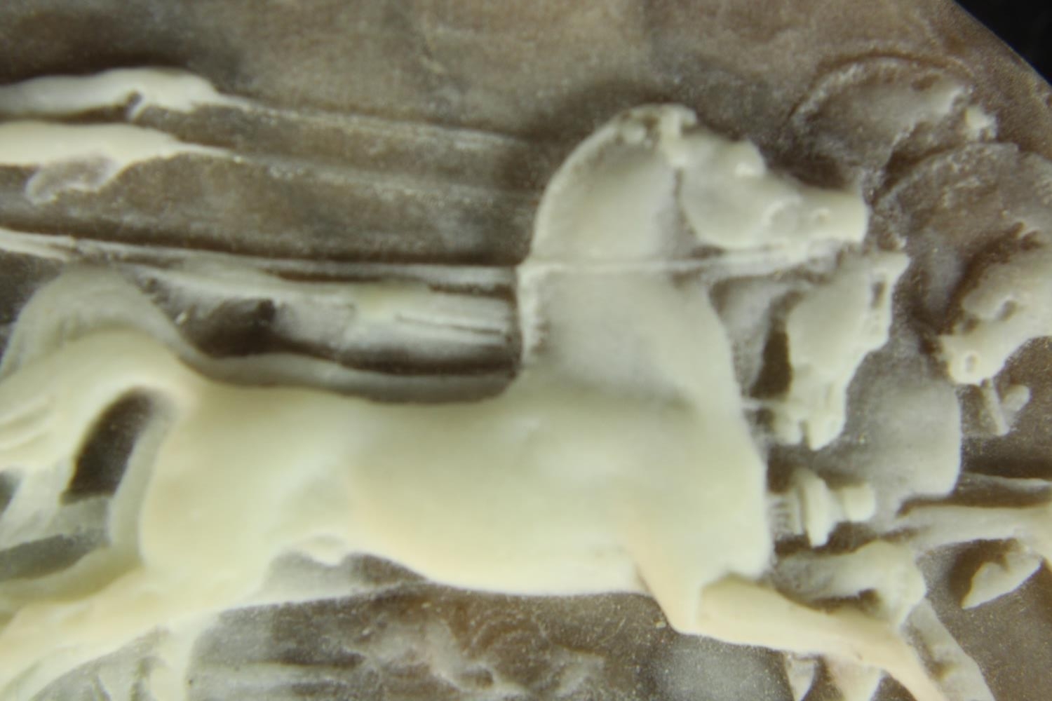 A cameo design moulded resin statement belt buckle depicting a horse pulled chariot and riders. H. - Image 5 of 5