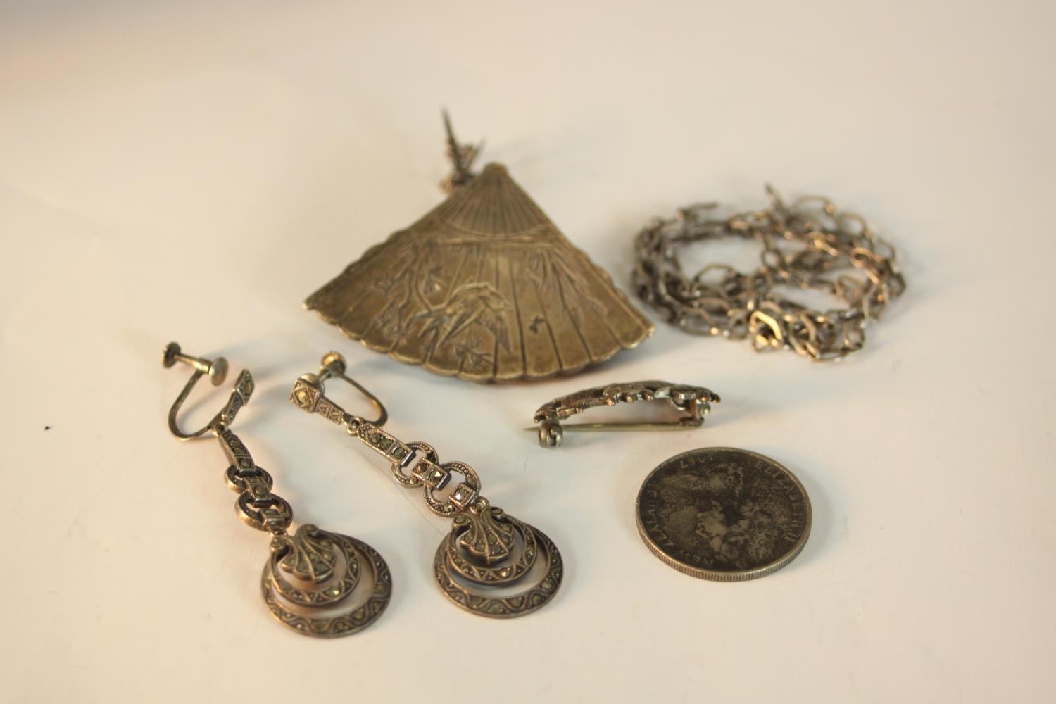 A collection of silver jewellery, including a Chinese engraved silver fan brooch, a pair of silver