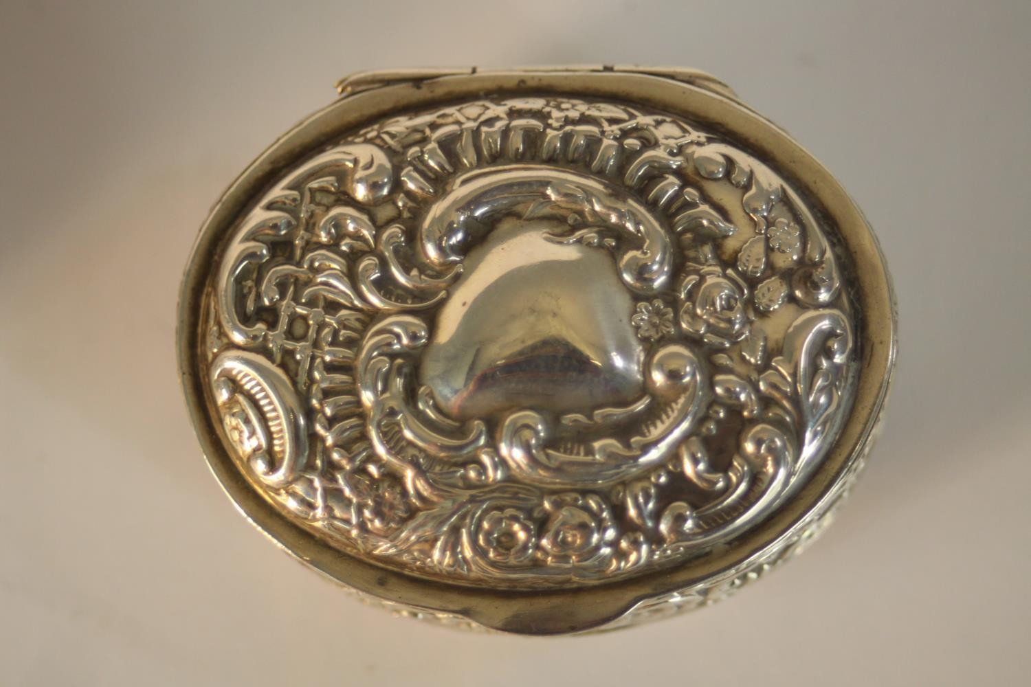 A pair of Edward VII hallmarked silver oval trinket boxes, Birmingham 1902, each with repousse - Image 5 of 6