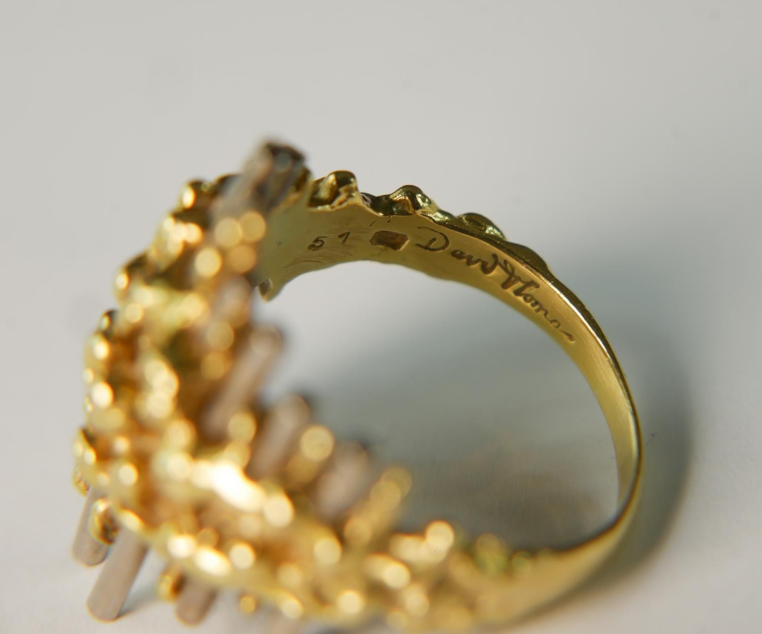 A mid 20th century David Thomas 18 carat yellow and white gold modernist design ring. Ring size O, - Image 5 of 6