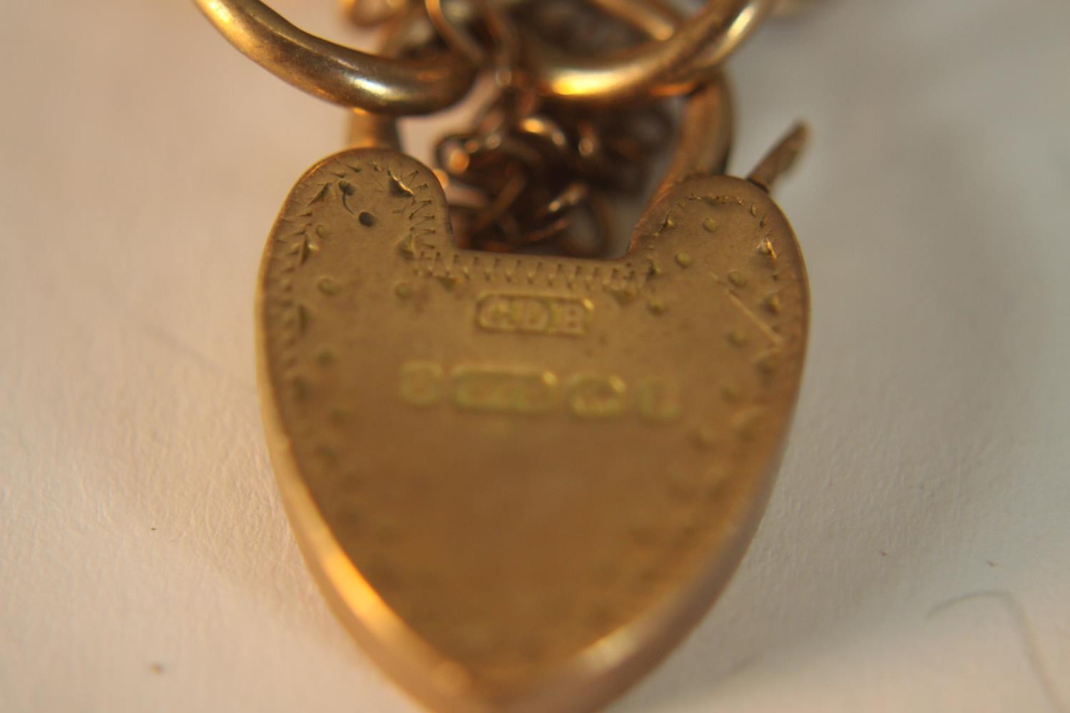 A 9ct rose gold Victorian engraved gate link bracelet charm bracelet with heart padlock. Hallmarked: - Image 5 of 8