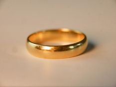 A plain 18 carat yellow gold wedding band. Size R 1/2, 4.8g gross weight