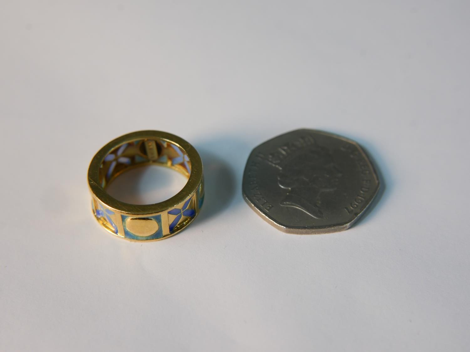 A contemporary 18 carat yellow gold and enamel sectioned XO design band. Stamped 750 and signed - Image 2 of 5