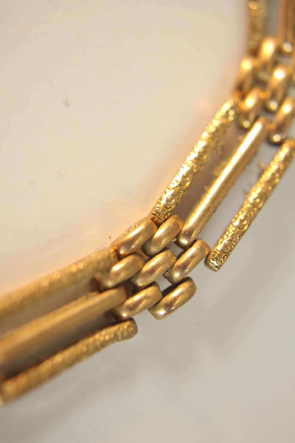 A 9ct rose gold Victorian engraved gate link bracelet charm bracelet with heart padlock. Hallmarked: - Image 4 of 8