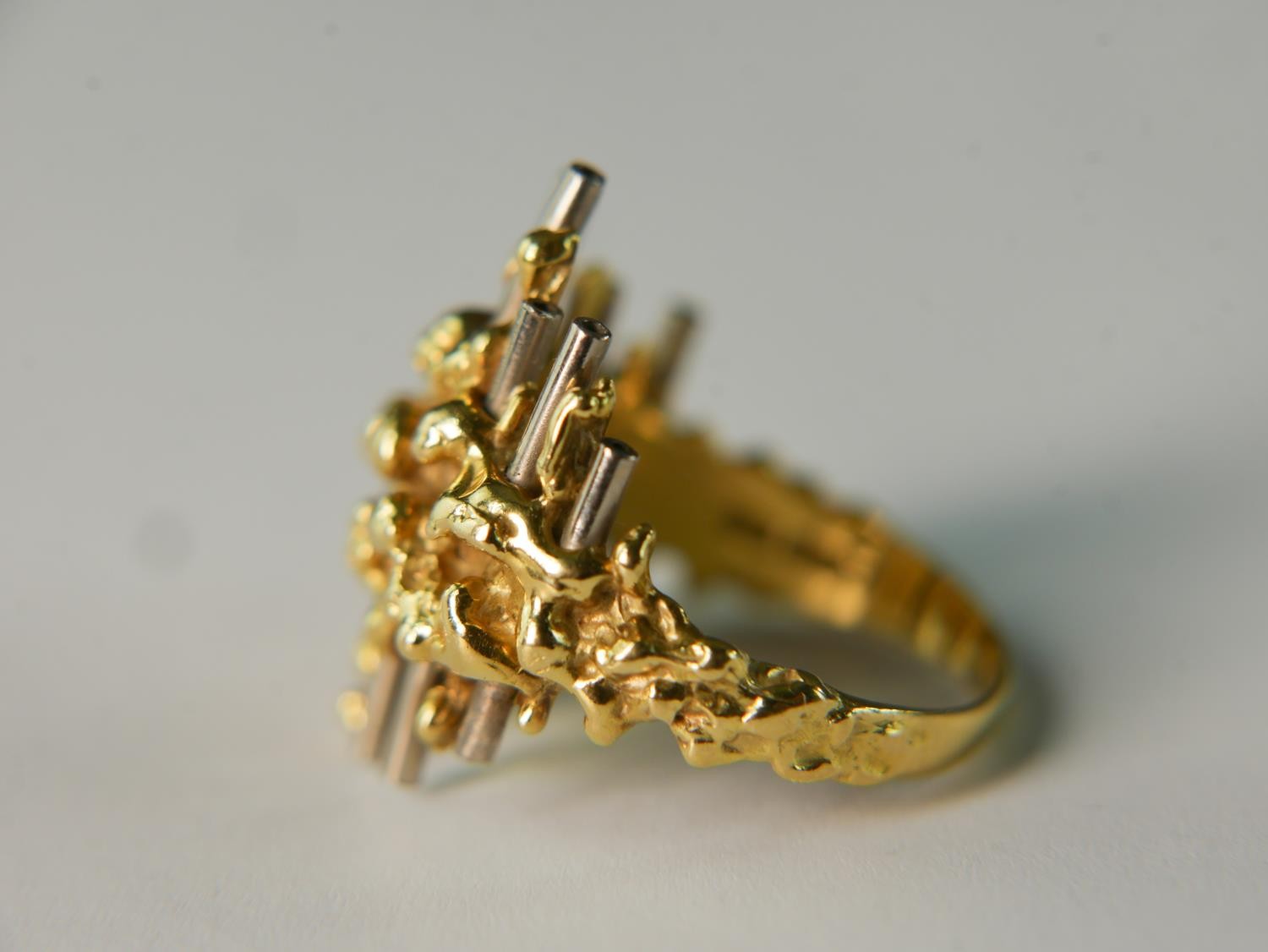 A mid 20th century David Thomas 18 carat yellow and white gold modernist design ring. Ring size O, - Image 4 of 6
