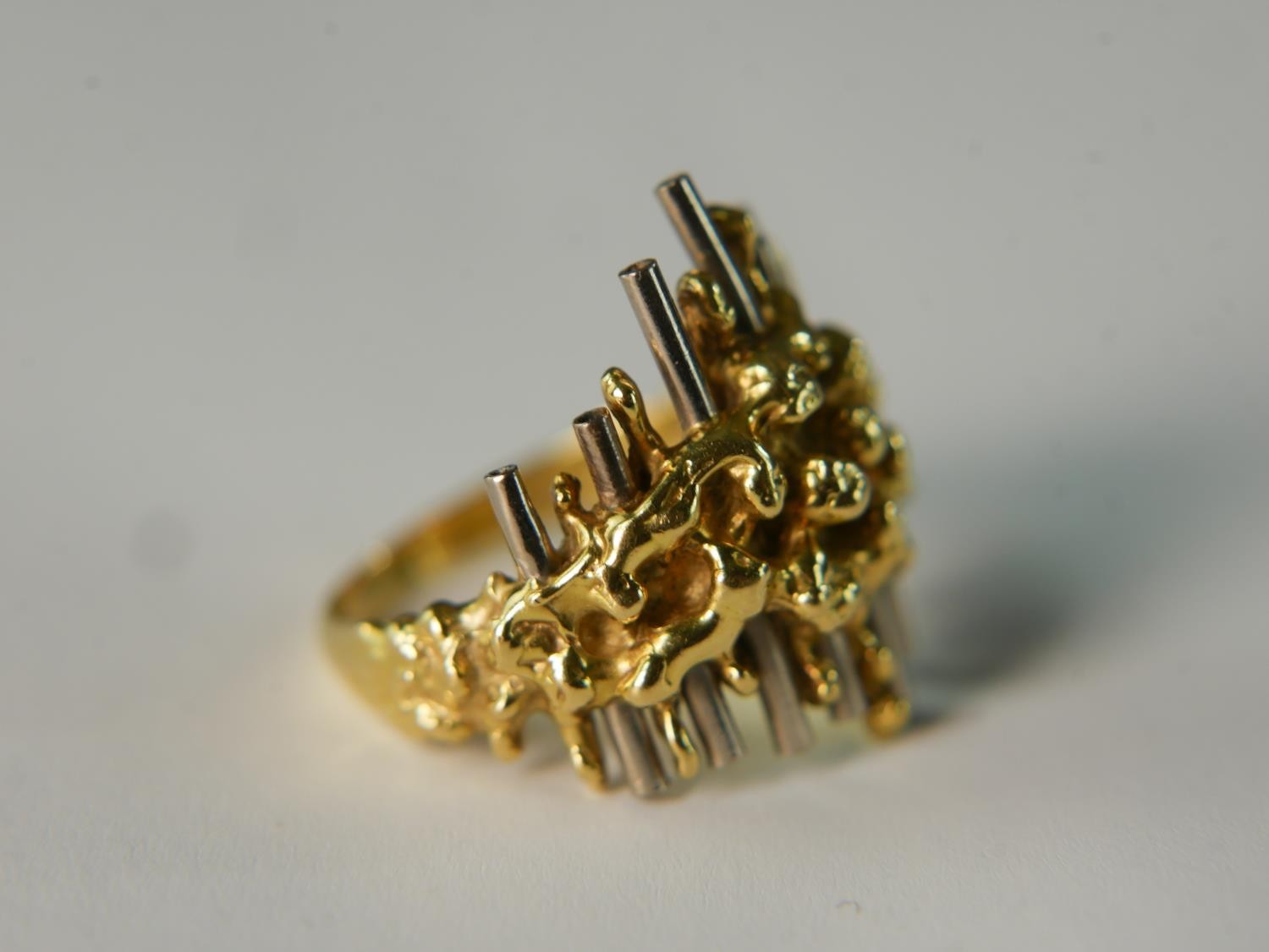 A mid 20th century David Thomas 18 carat yellow and white gold modernist design ring. Ring size O, - Image 2 of 6