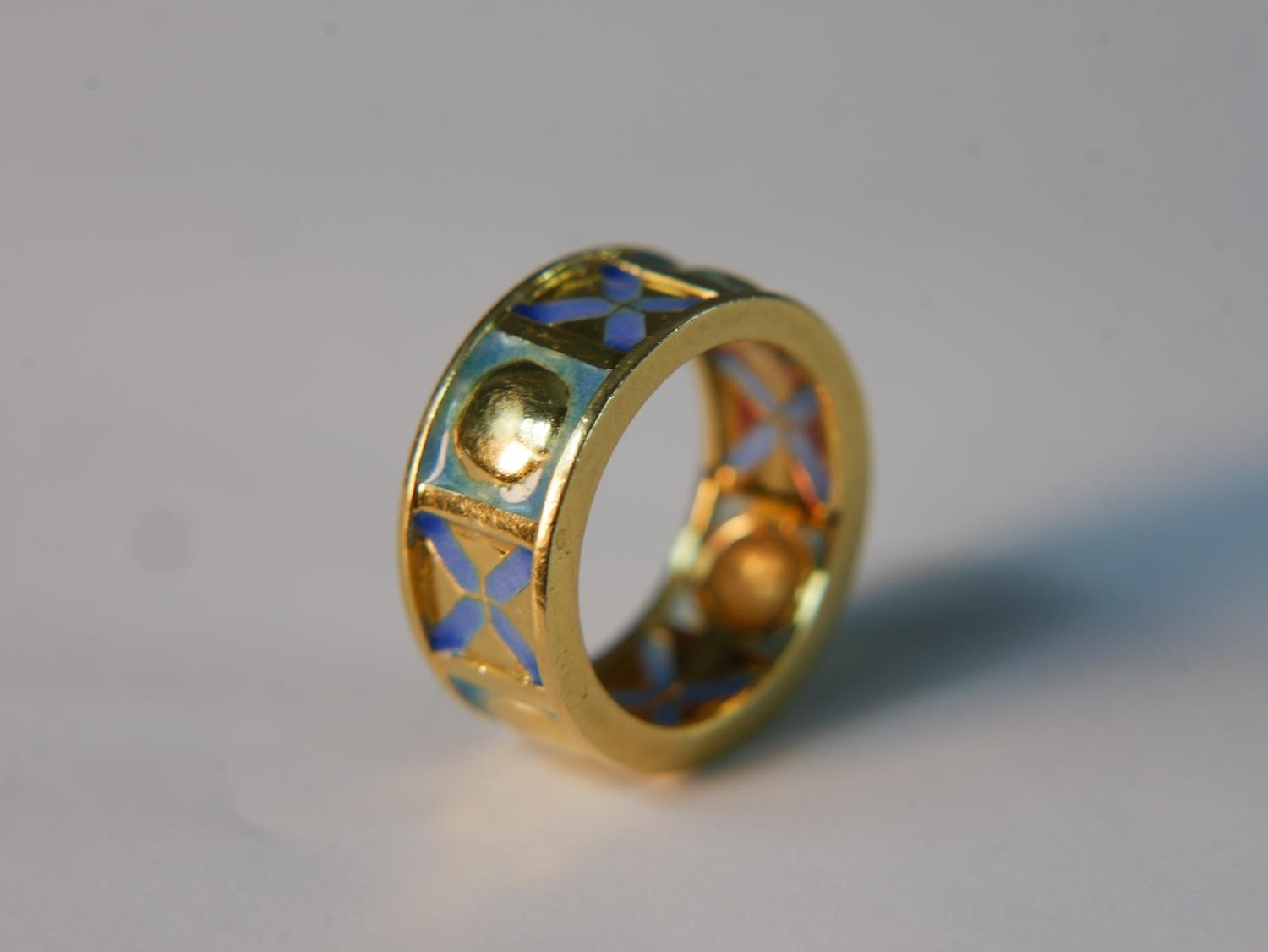 A contemporary 18 carat yellow gold and enamel sectioned XO design band. Stamped 750 and signed - Image 3 of 5