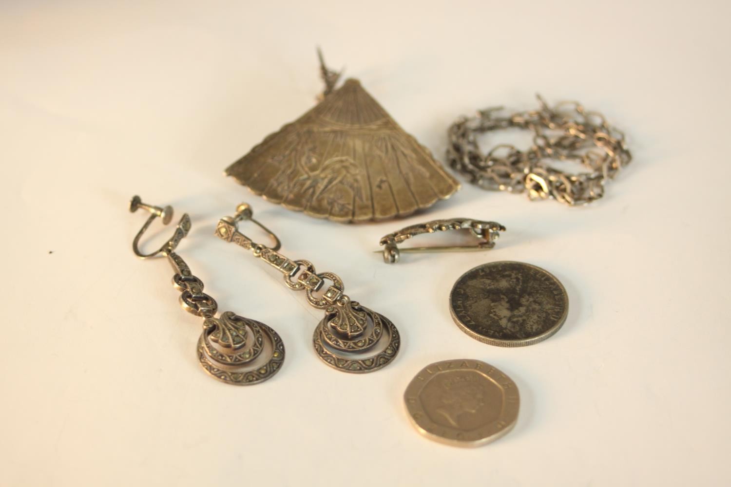 A collection of silver jewellery, including a Chinese engraved silver fan brooch, a pair of silver - Image 2 of 13