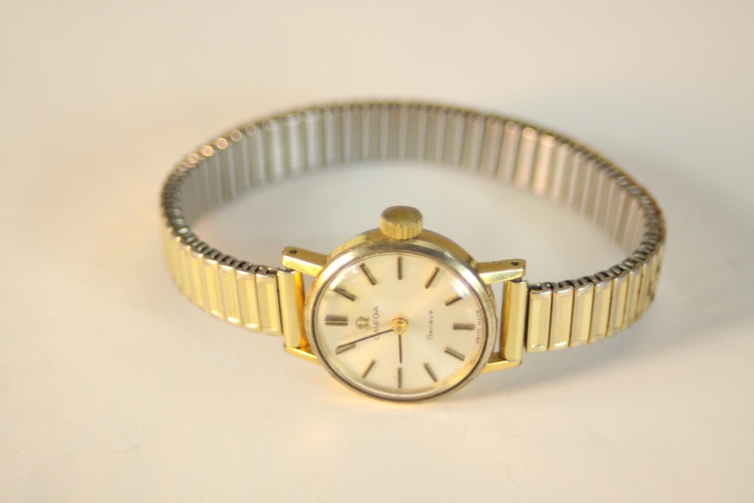 A ladies gold plated Omega Geneve automatic wrist watch with baton numerals and applied hands on - Image 4 of 11