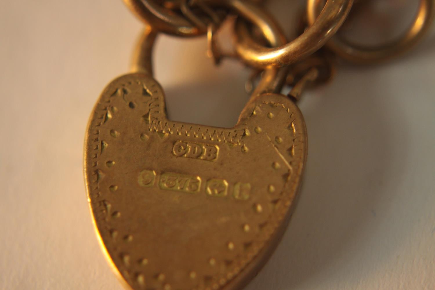 A 9ct rose gold Victorian engraved gate link bracelet charm bracelet with heart padlock. Hallmarked: - Image 6 of 8