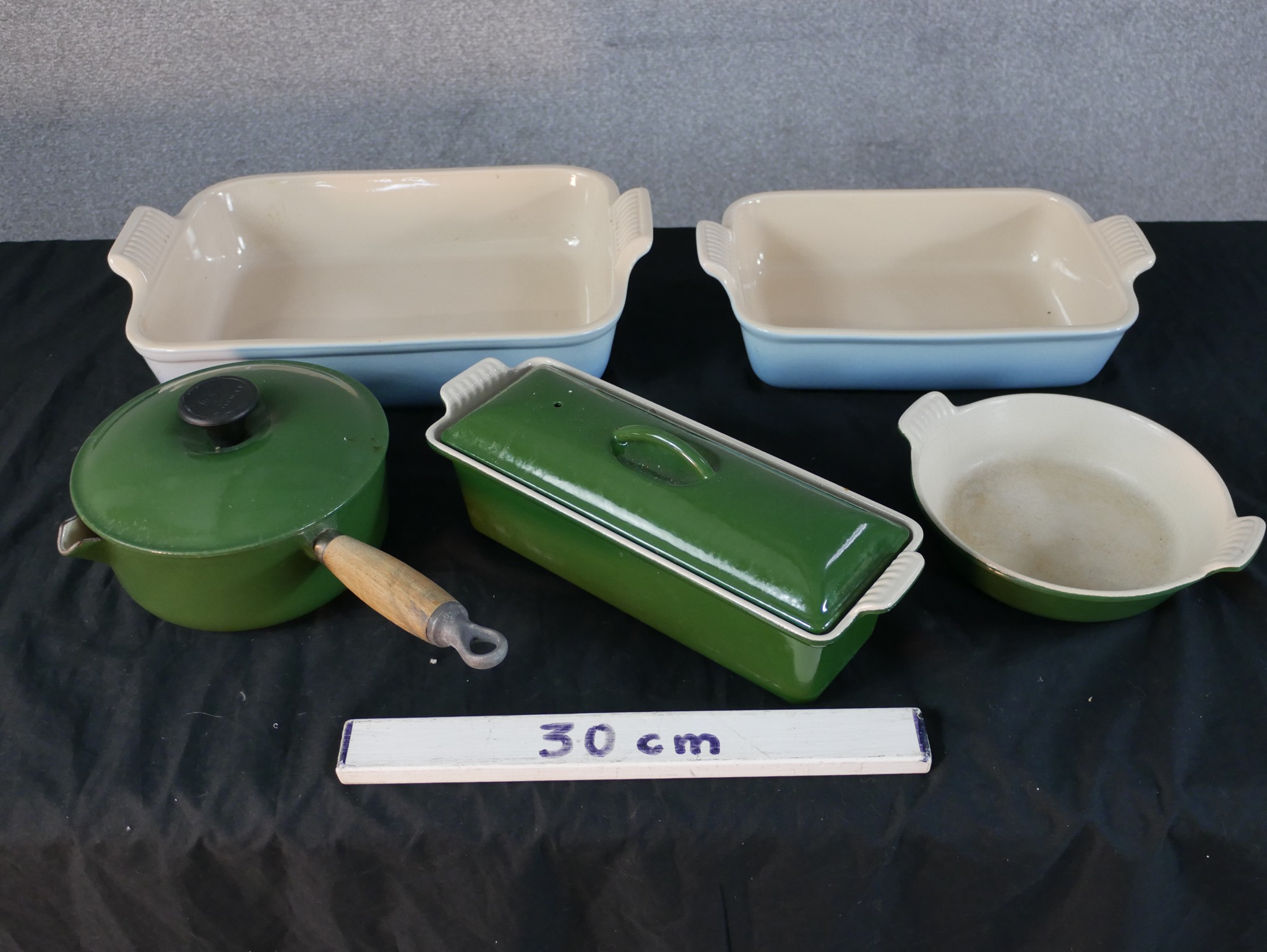 Five pieces of Le Creuset cooking items comprising three oven dishes, fish kettle and a lidded - Image 2 of 12