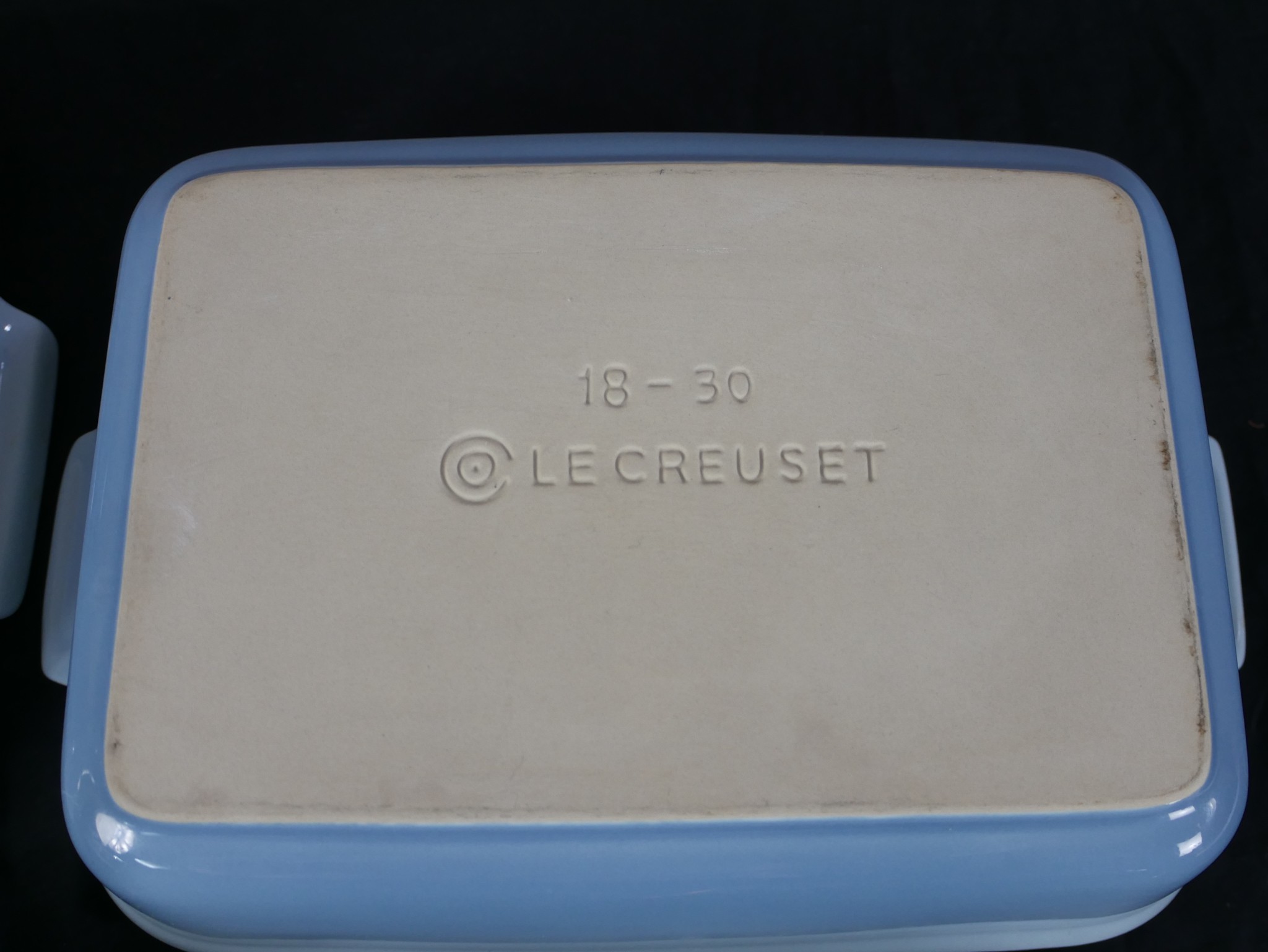 Five pieces of Le Creuset cooking items comprising three oven dishes, fish kettle and a lidded - Image 7 of 12