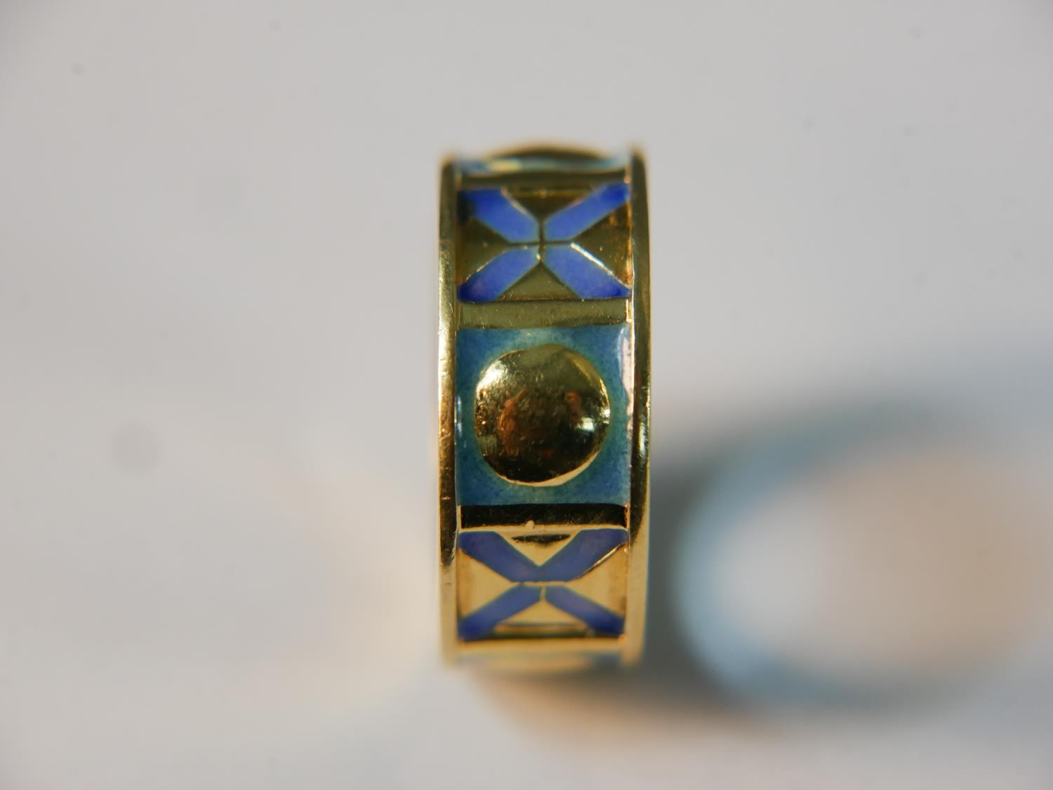 A contemporary 18 carat yellow gold and enamel sectioned XO design band. Stamped 750 and signed - Image 5 of 5