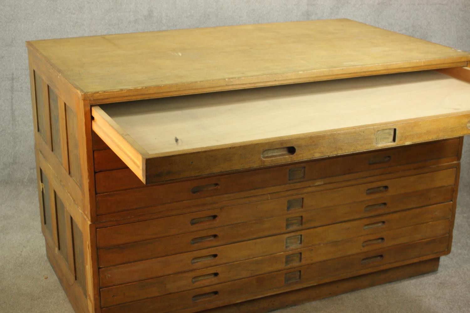 An early 20th century beech ten drawer plan chest, each with incised handles. H.92 W.148 D.90cm. - Image 8 of 8