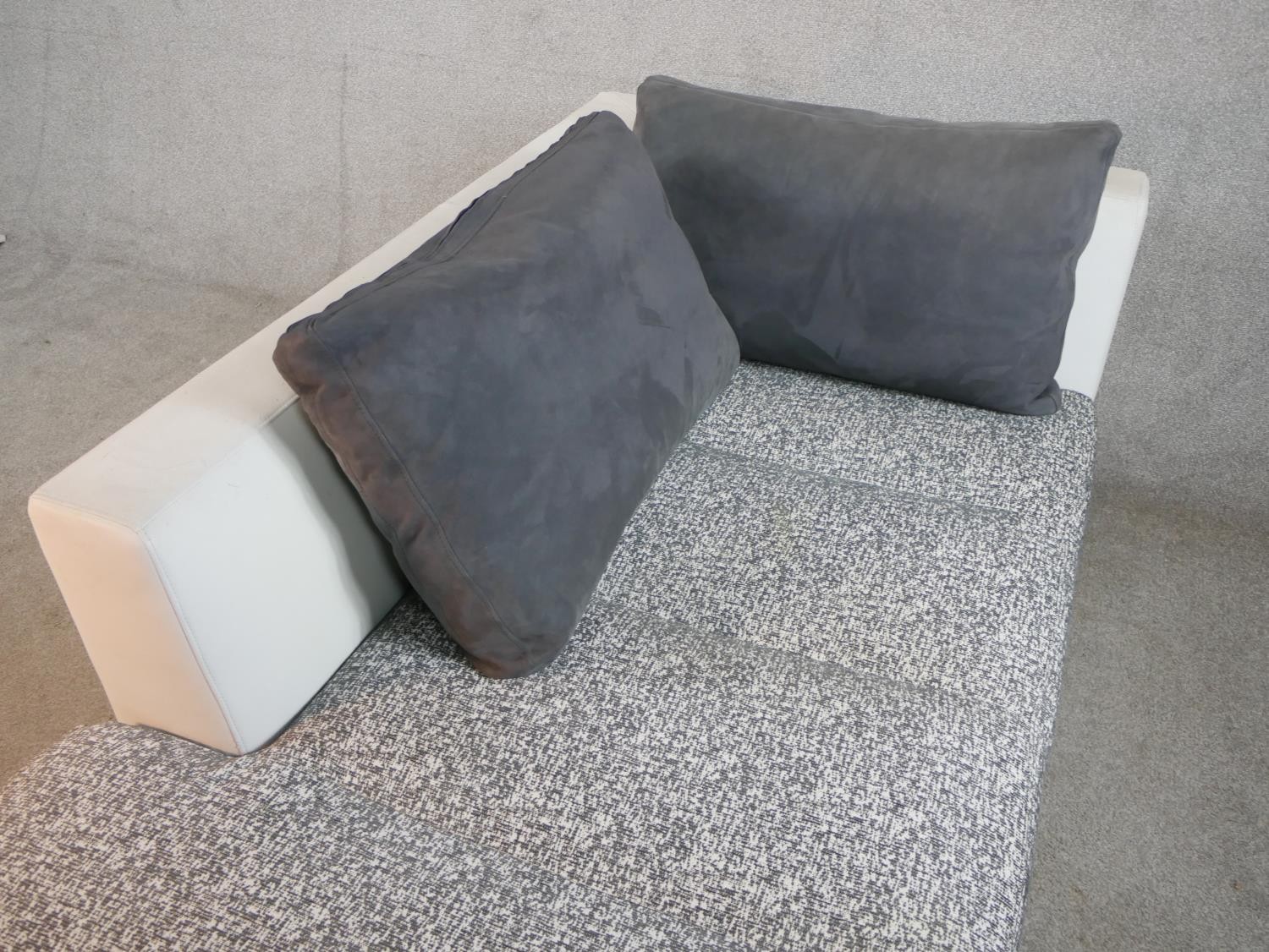 A contemporary Linge Roset grey upholstered corner settee, raised on chrome plated supports. H.64 - Image 2 of 8