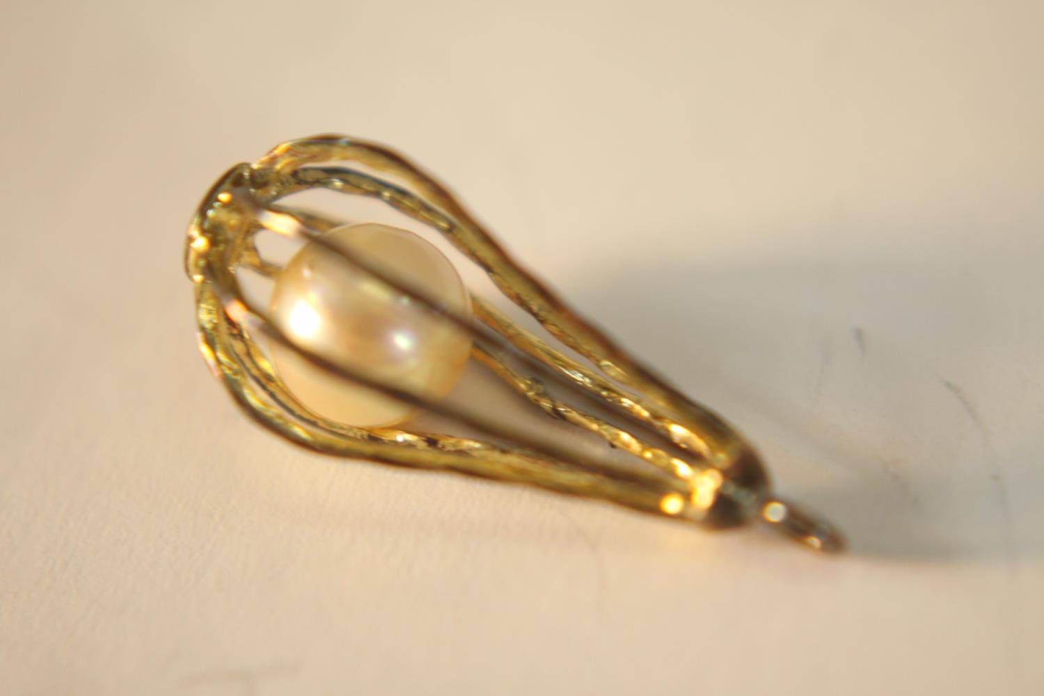 A brass Amethyst paste set bar brooch and fresh water pearl bead in a yellow metal cage. L.4cm ( - Image 4 of 8